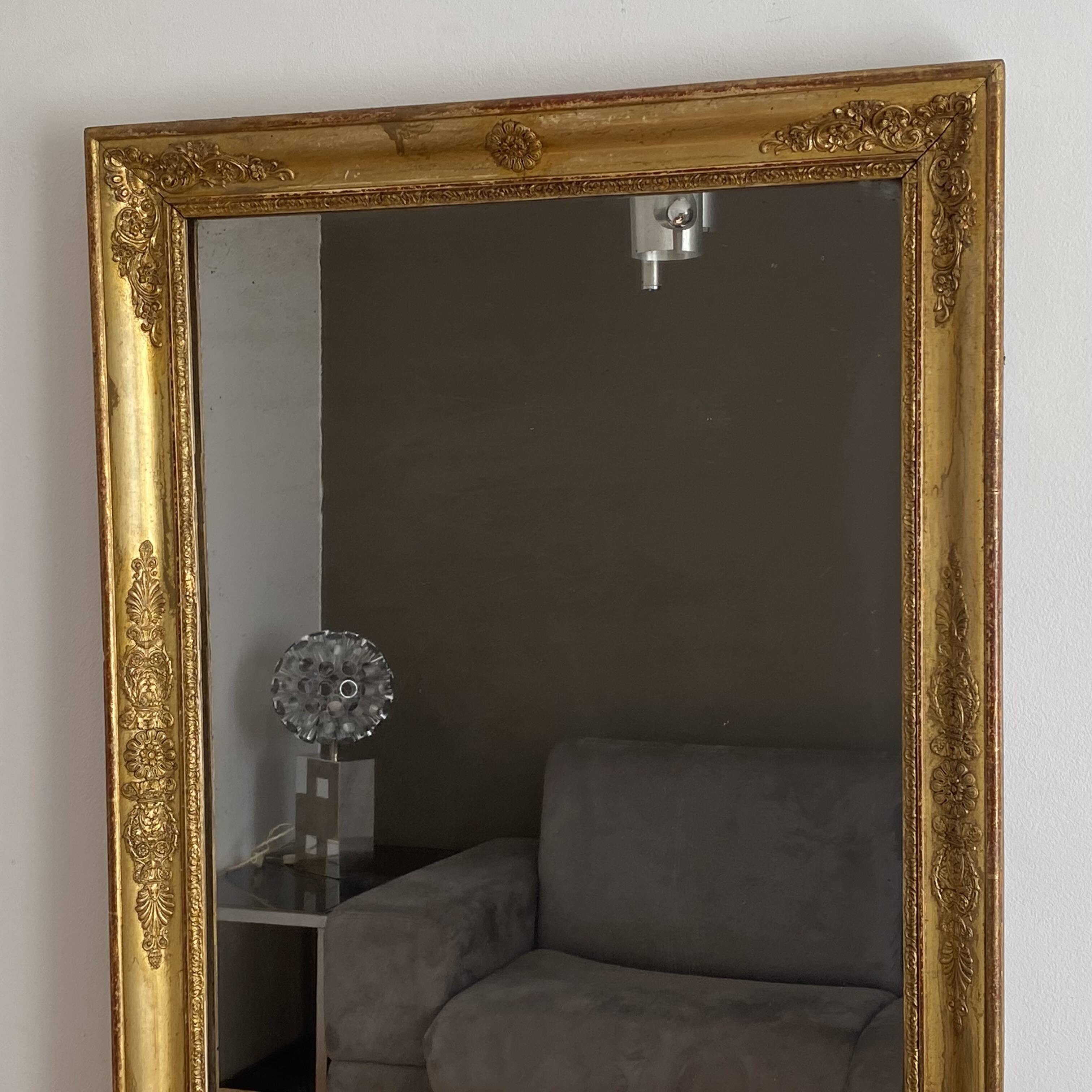 Golden mirror from the late 19th century with decoration. 96x68.