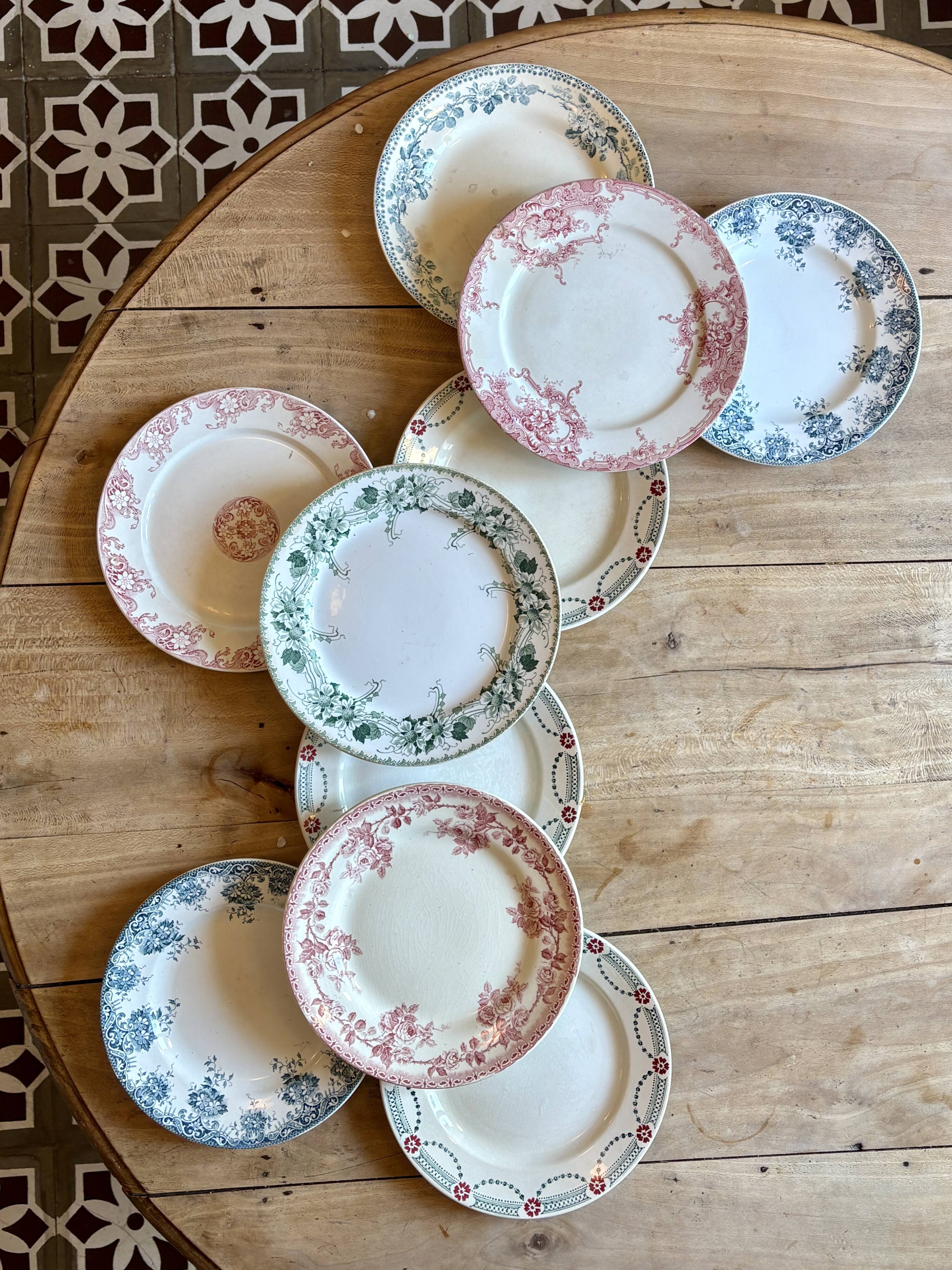 Lot de 10 assiettes plates anciennes en terre de fer dépareillées