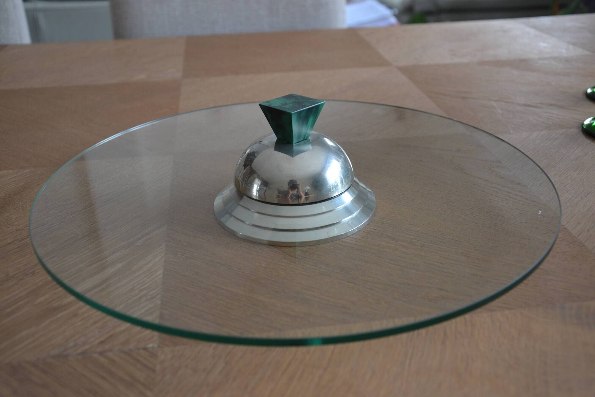 Rotating tray of the Manor's tin
