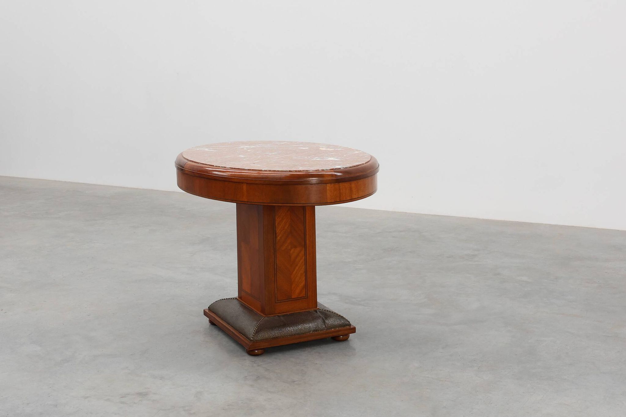 Table d'appoint ovale Art Déco en noyer avec plateau en marbre par De Coene, Belgique