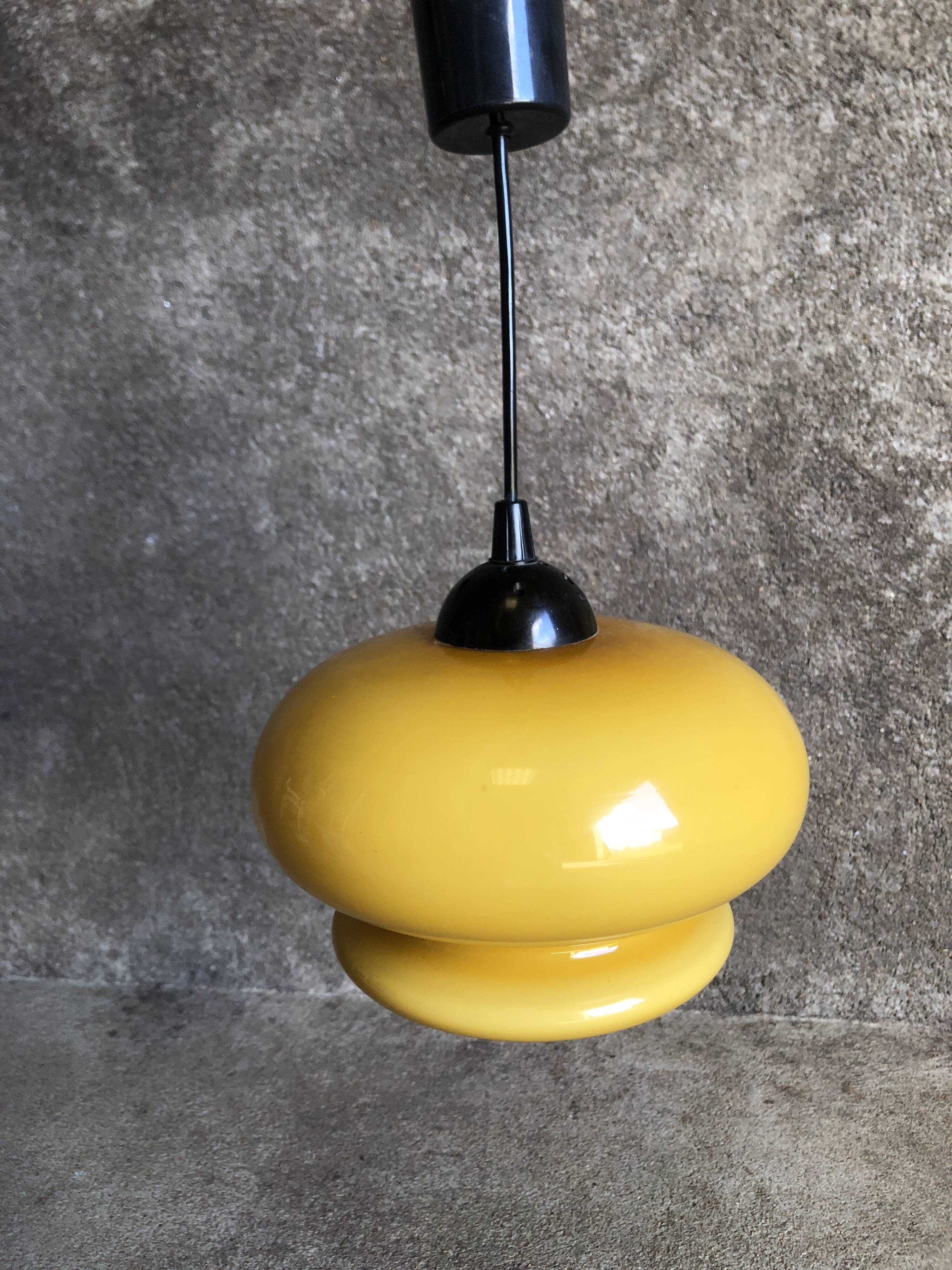 Suspension en opale jaune orangé, 1960/1970