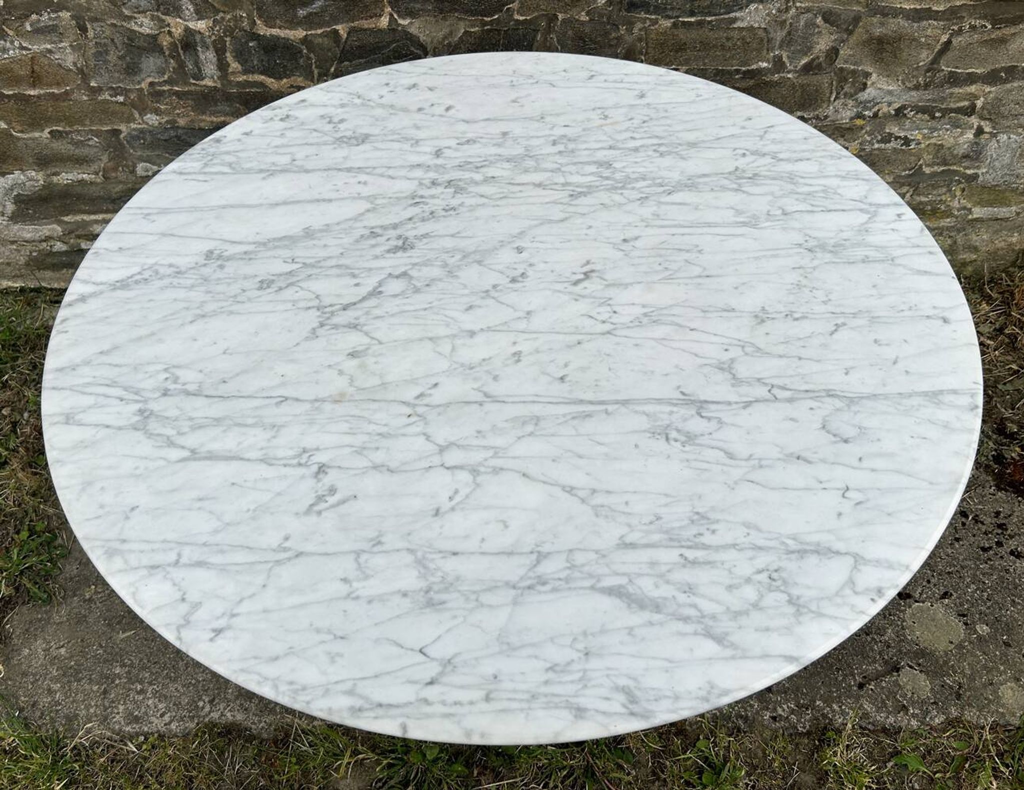Tulip-shaped table with beveled calacata marble top, 1970s edition