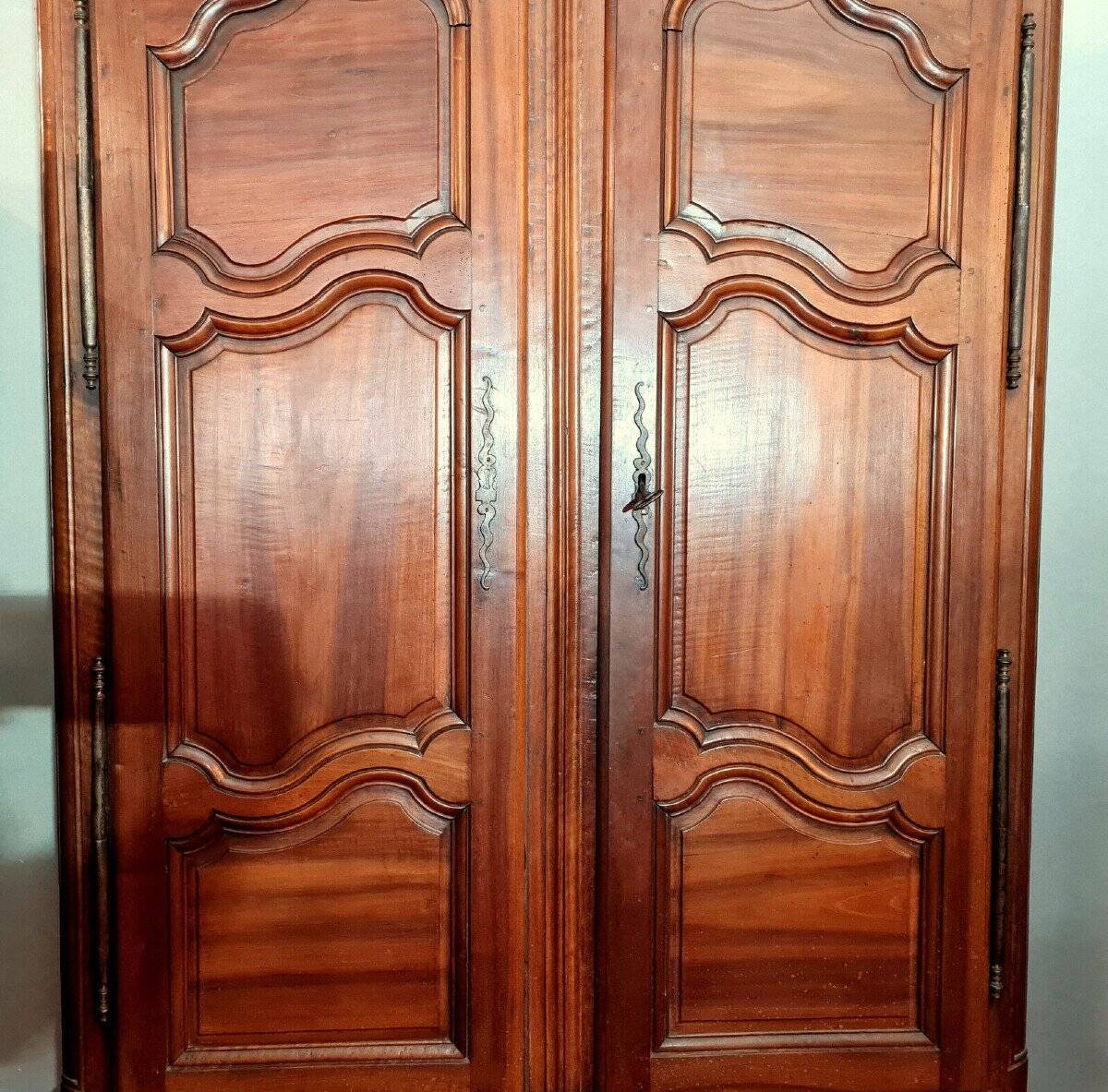 Burgundian wardrobe from the Louis XIII period in solid walnut.