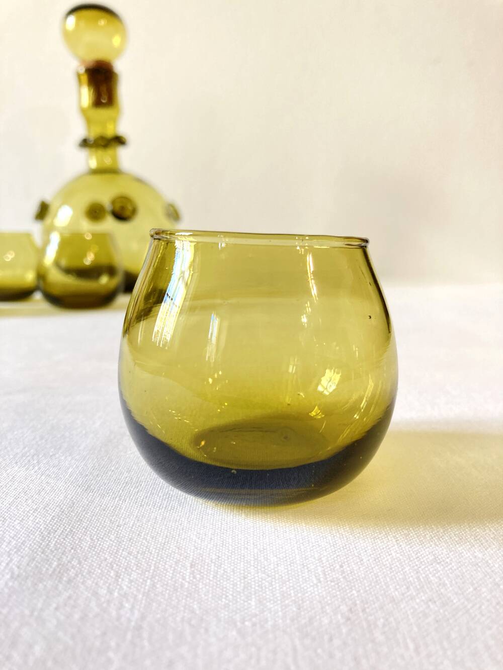 Blown glass liqueur carafe and its 4 small glasses