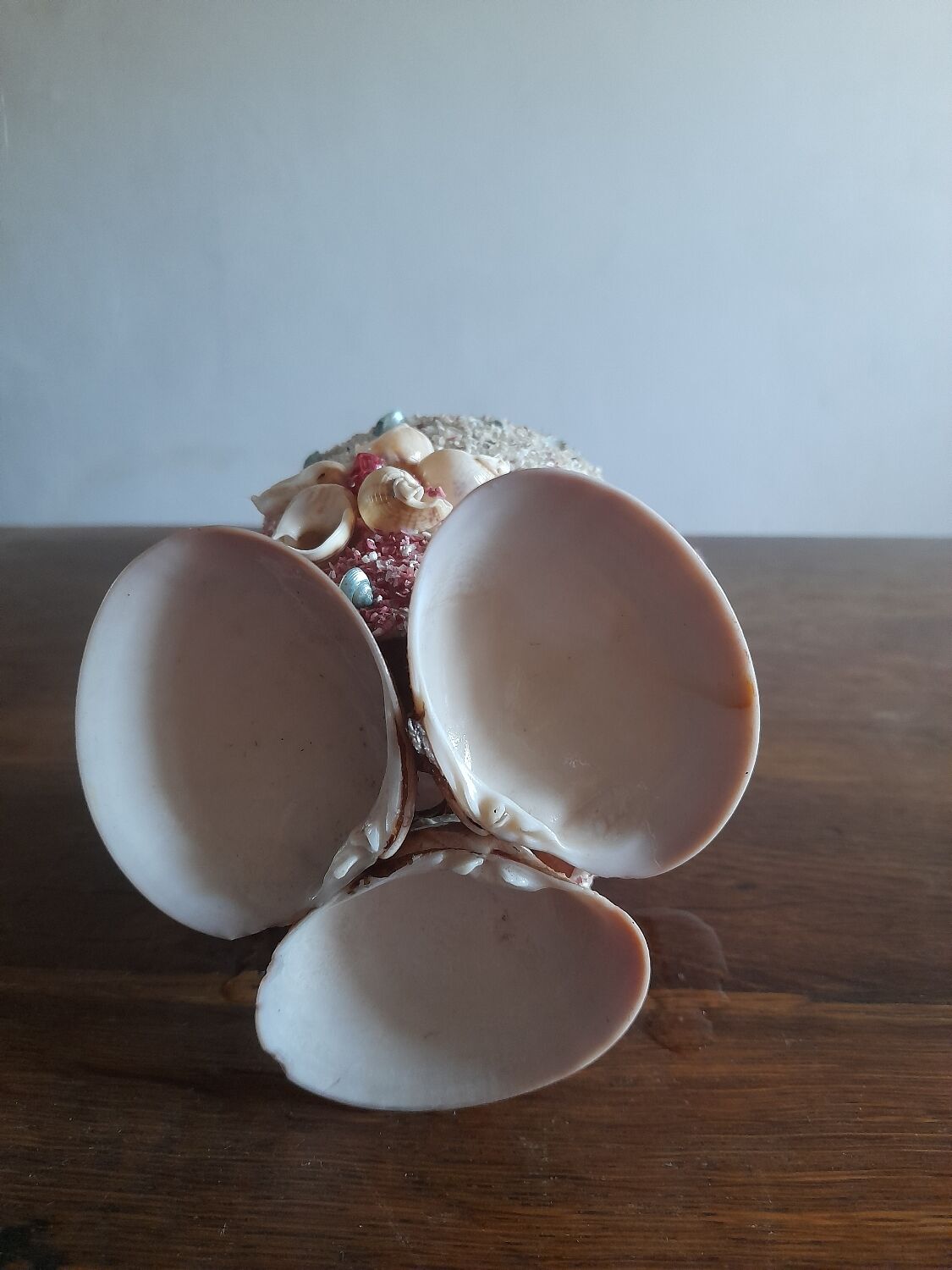 Kitch pot cover in the shape of a shell decore basket