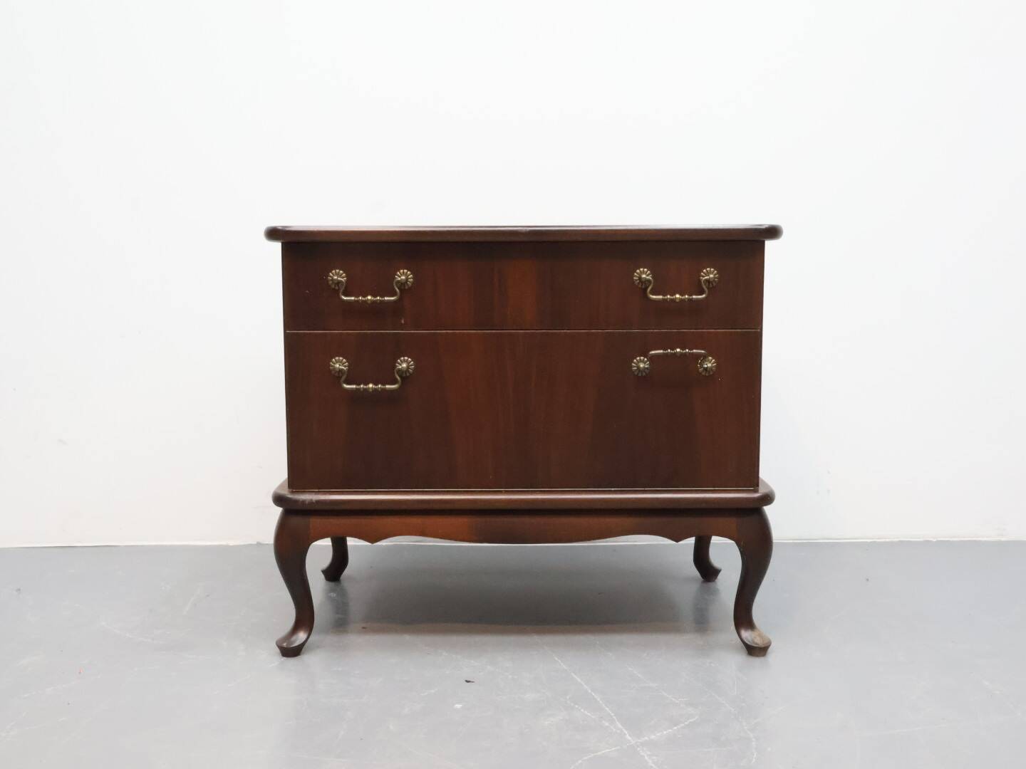 Ensemble de grande table de nuit style Queen Ann.