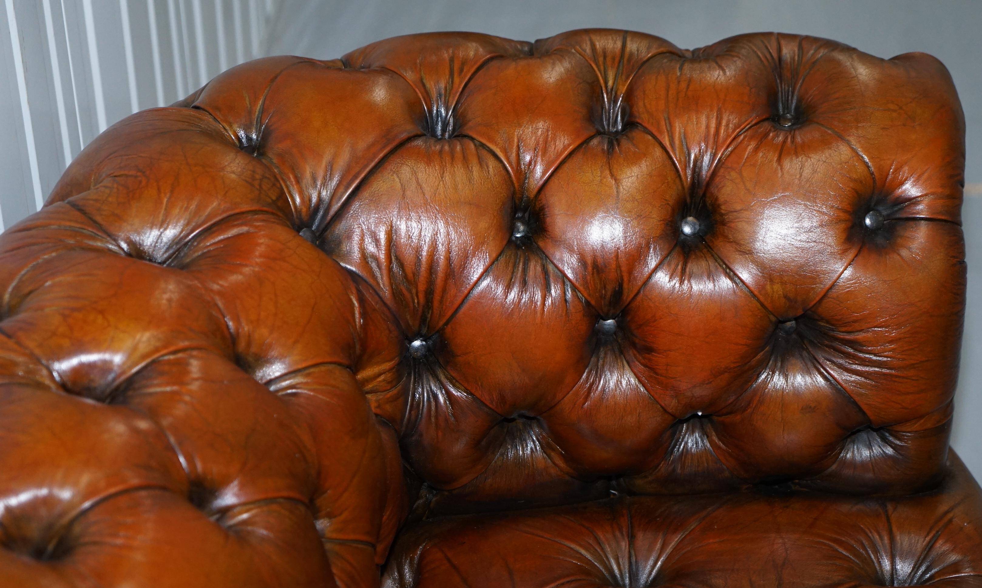 Victorian Chesterfield canapé from 1890 in restored leather, stamped Cornelius V. Smith.