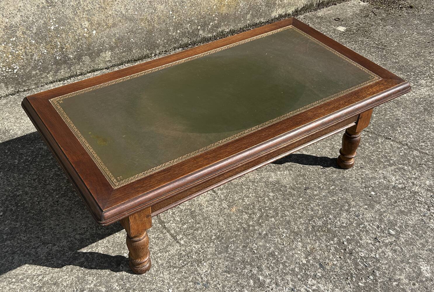 Vintage English coffee table in oak and green leather – 1950s/60s