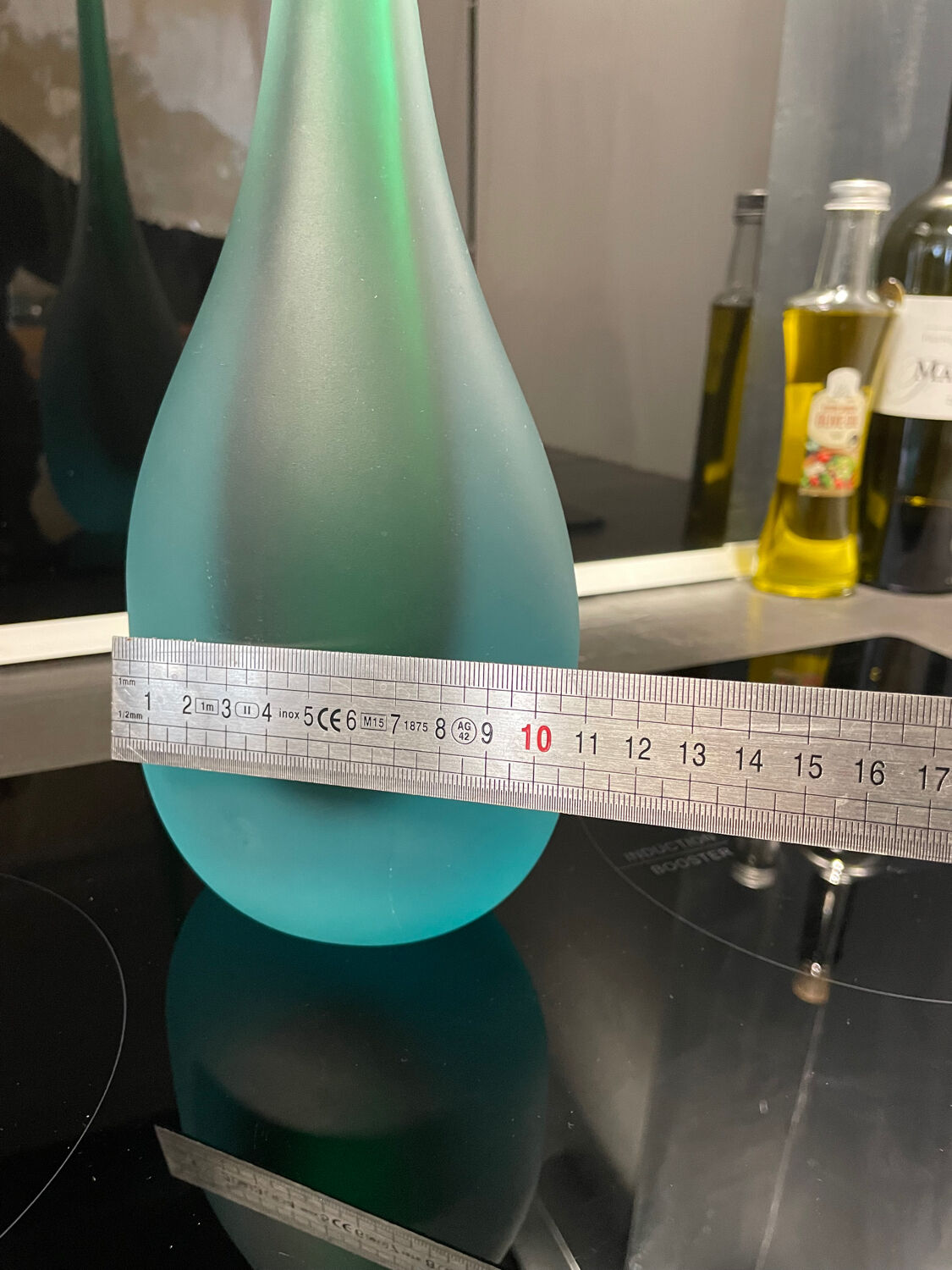 Vase en verre soufflé de Murano en forme de flûte avec un dégradé givré de teal à vert.