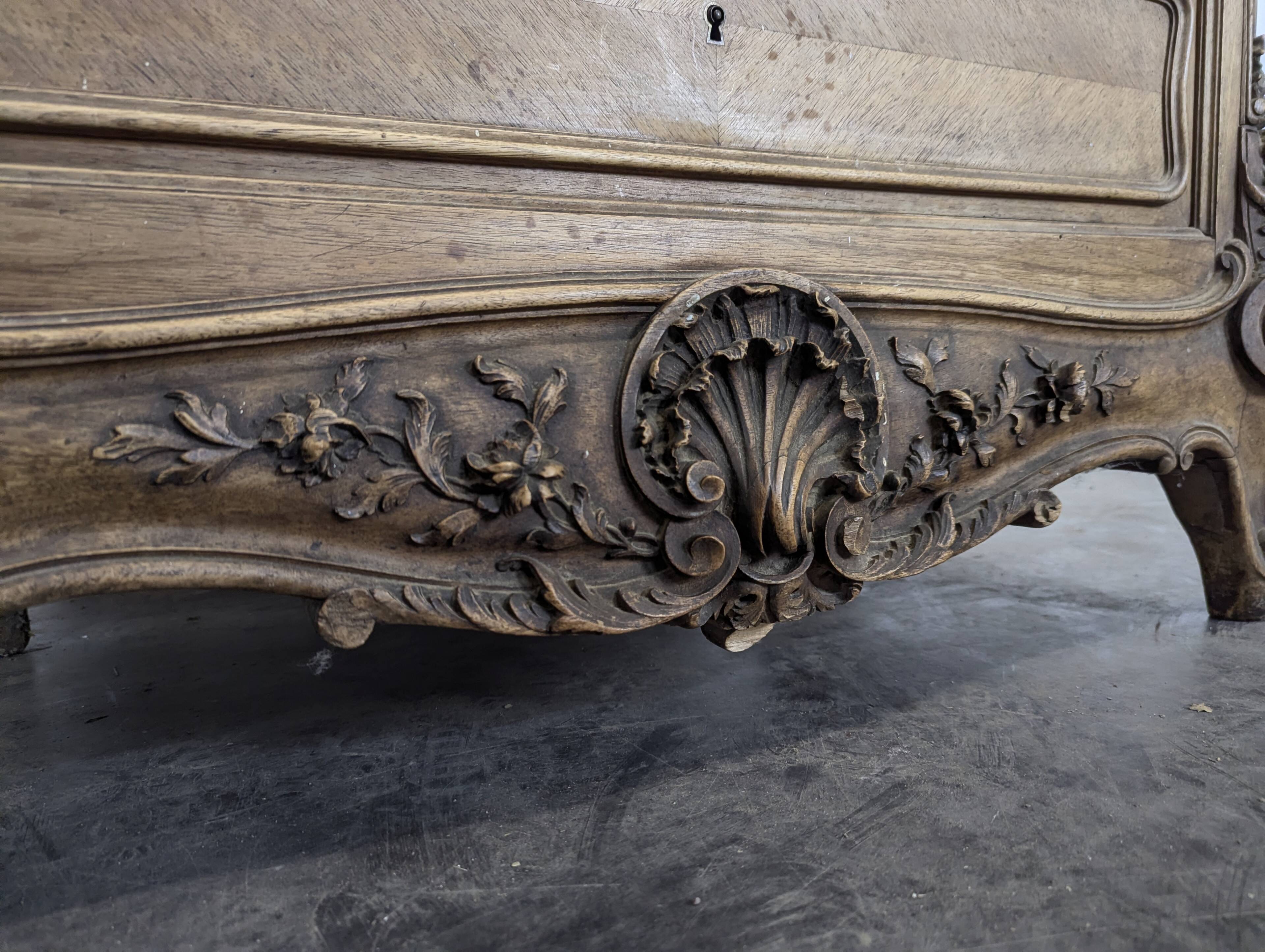 Baroque secretary in Louis XV style made of walnut.