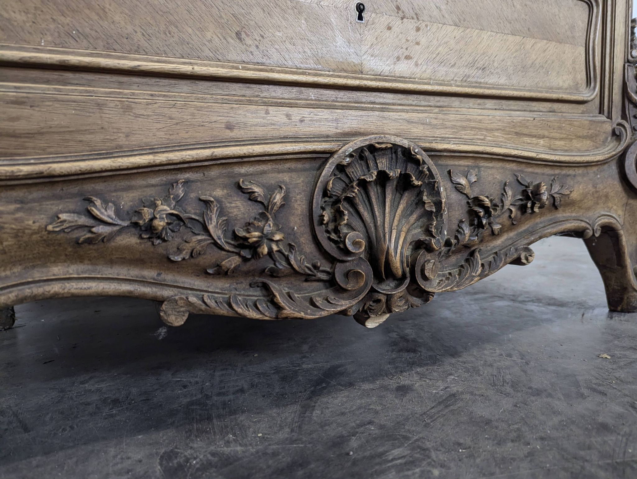 Baroque secretary in Louis XV style made of walnut.