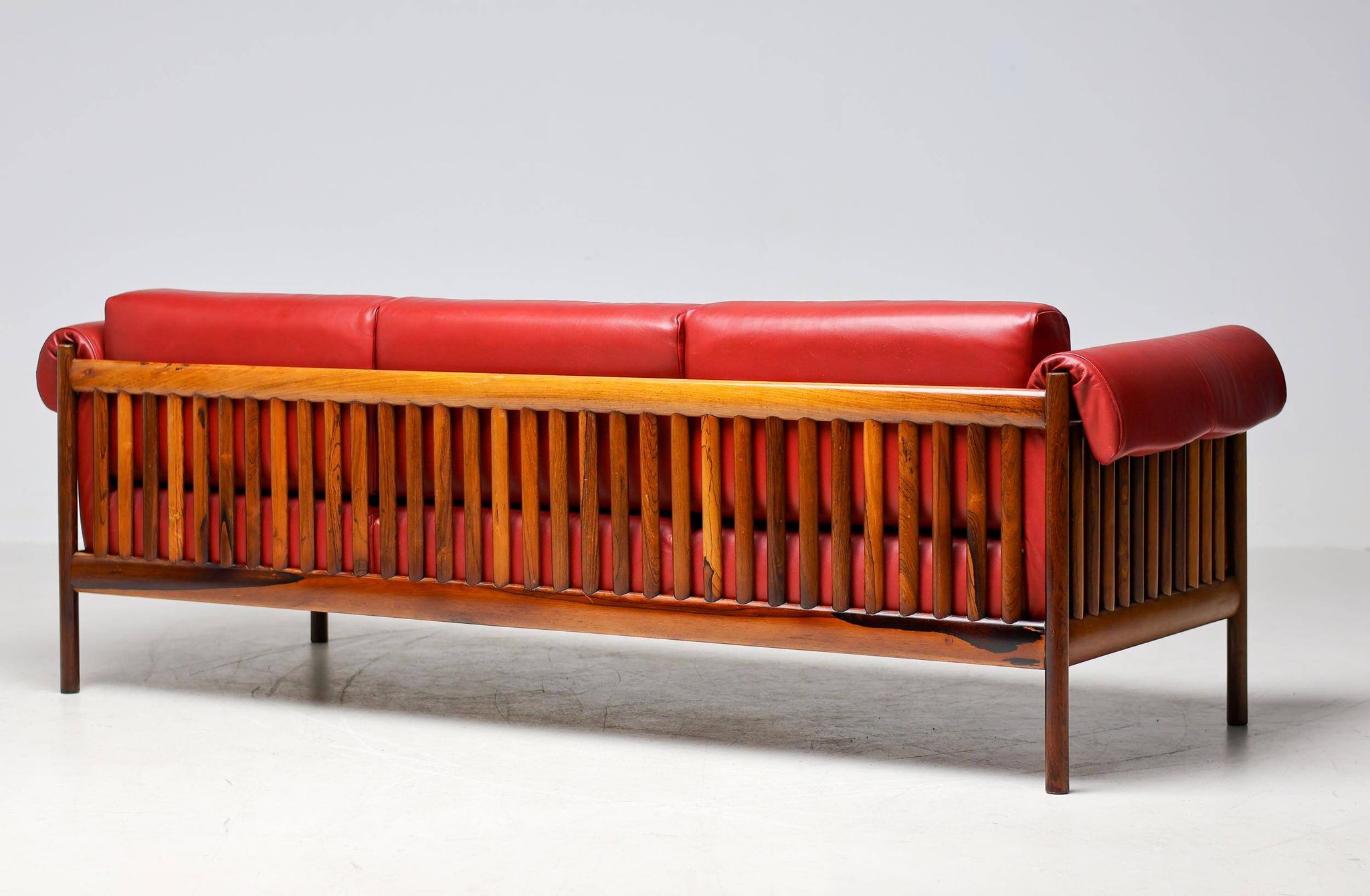 Johannes Andersen modern mid-century Danish canapé in rosewood and burgundy leather