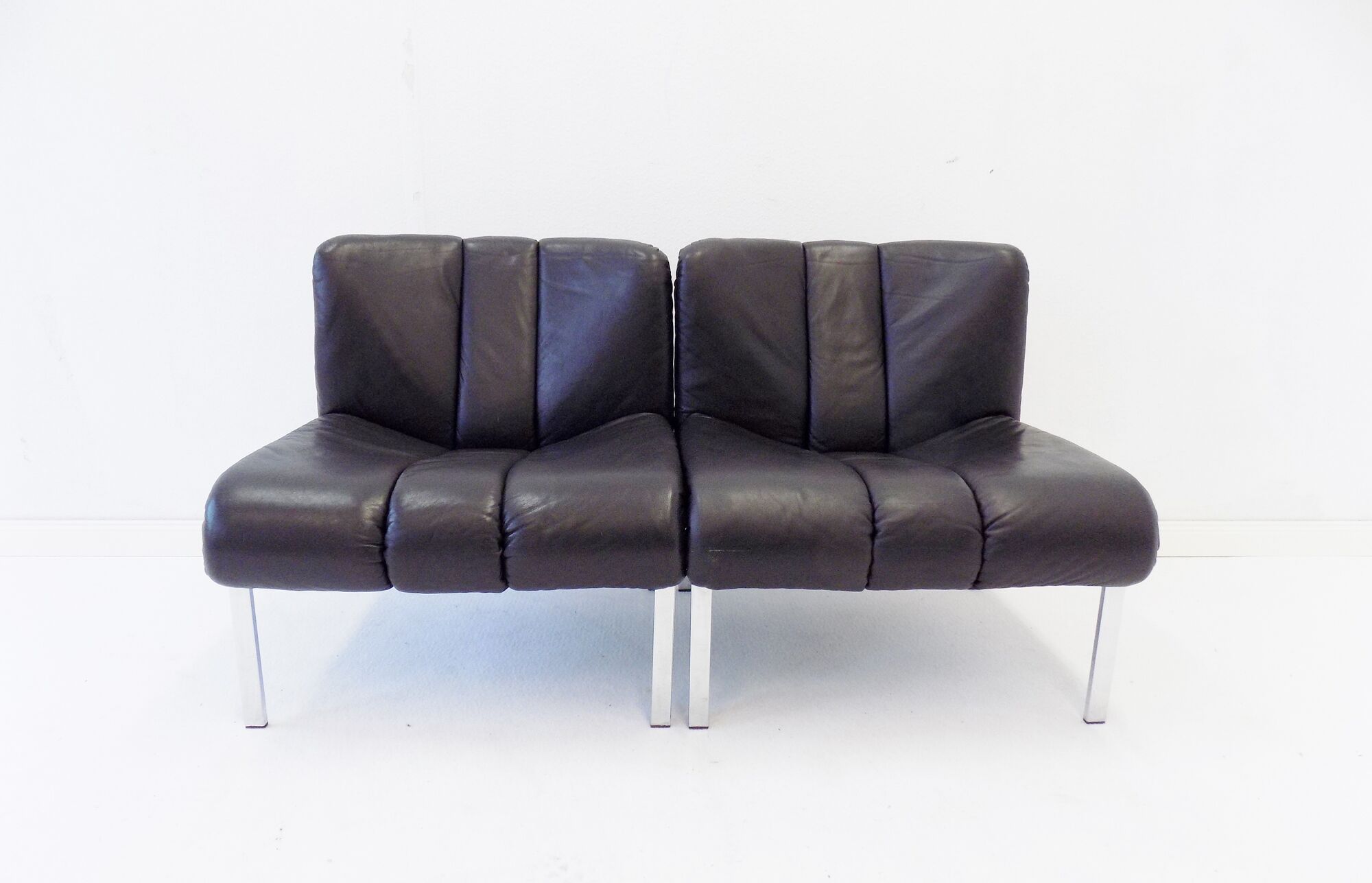 Eurochair set of 2 black leather lounge chairs by Girsberger