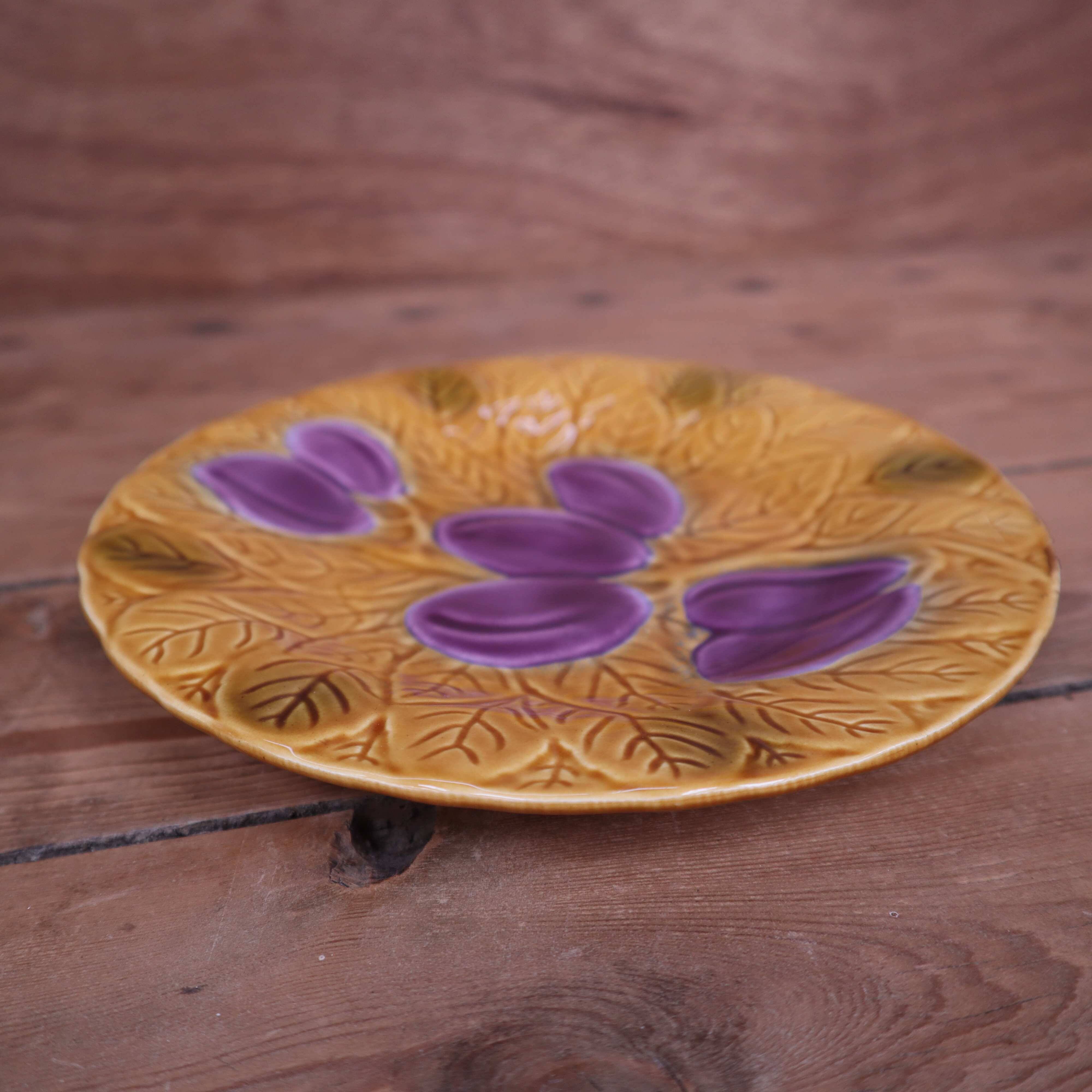 Assiette à dessert faïence barbotine Salins à décor de prunes