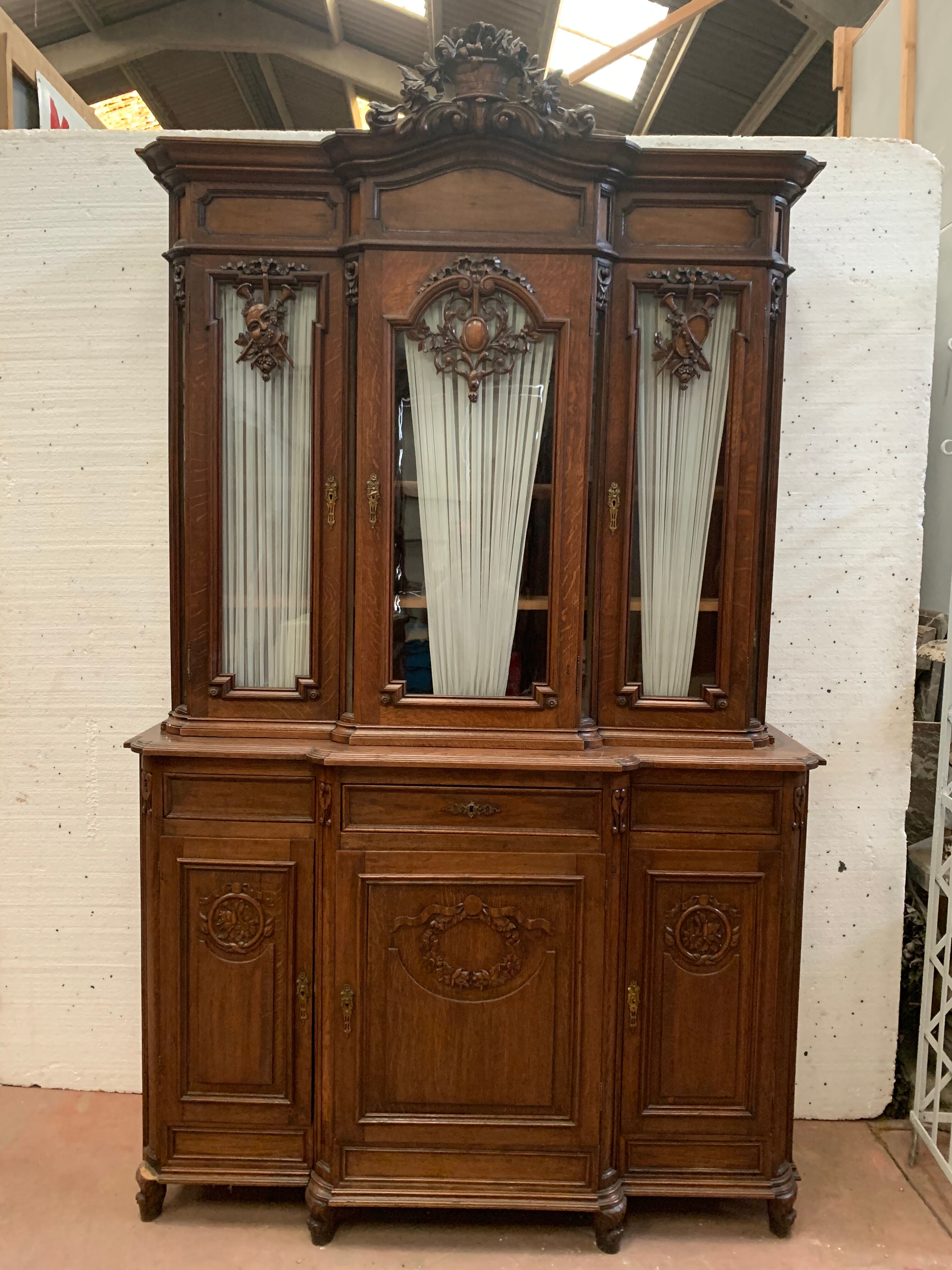 Buffet Liégeois in two bodies Chene massive patinated XX century