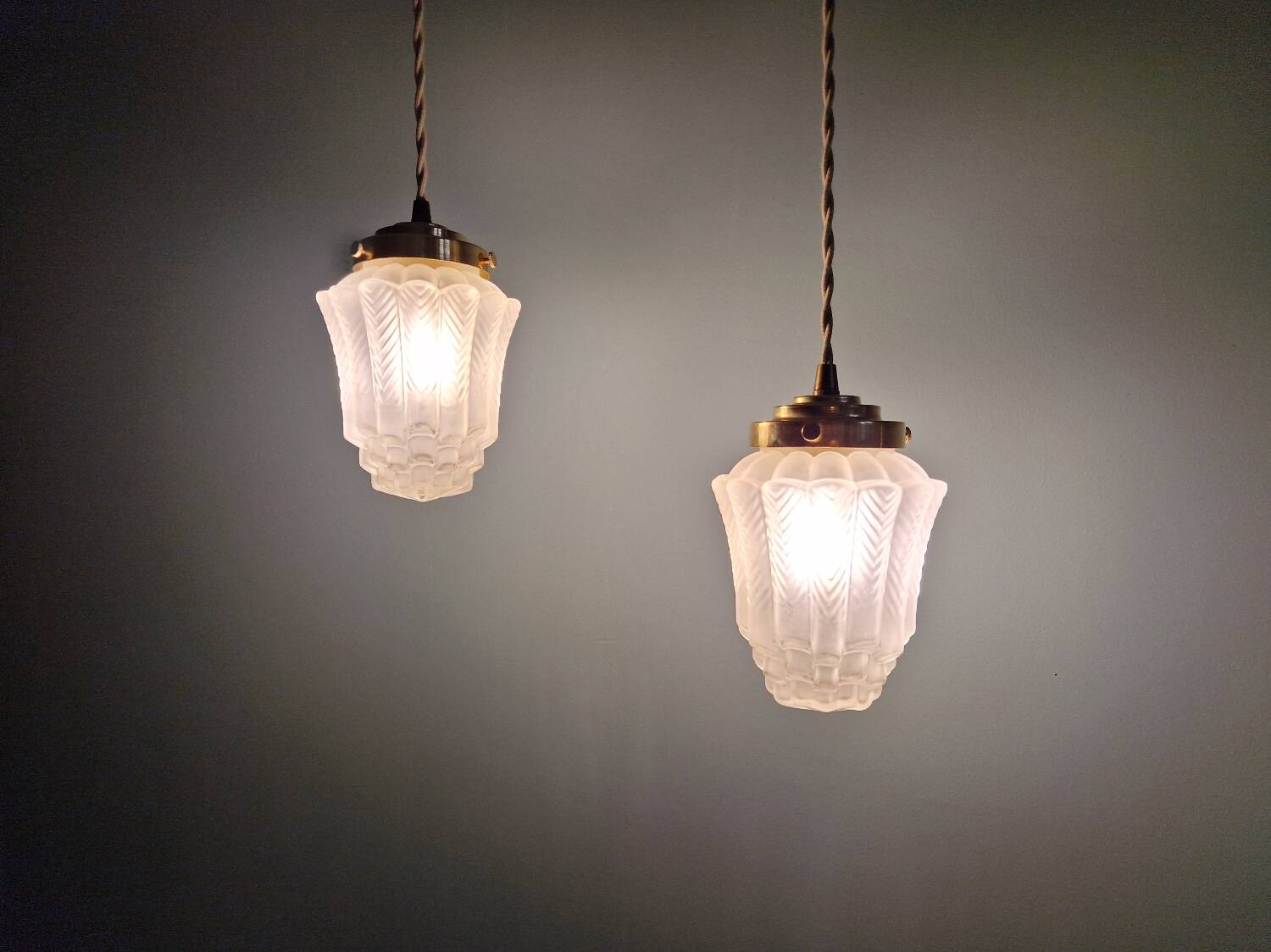 Pair of Art Deco Skyscraper-style pendant lights in frosted glass, 1920-30