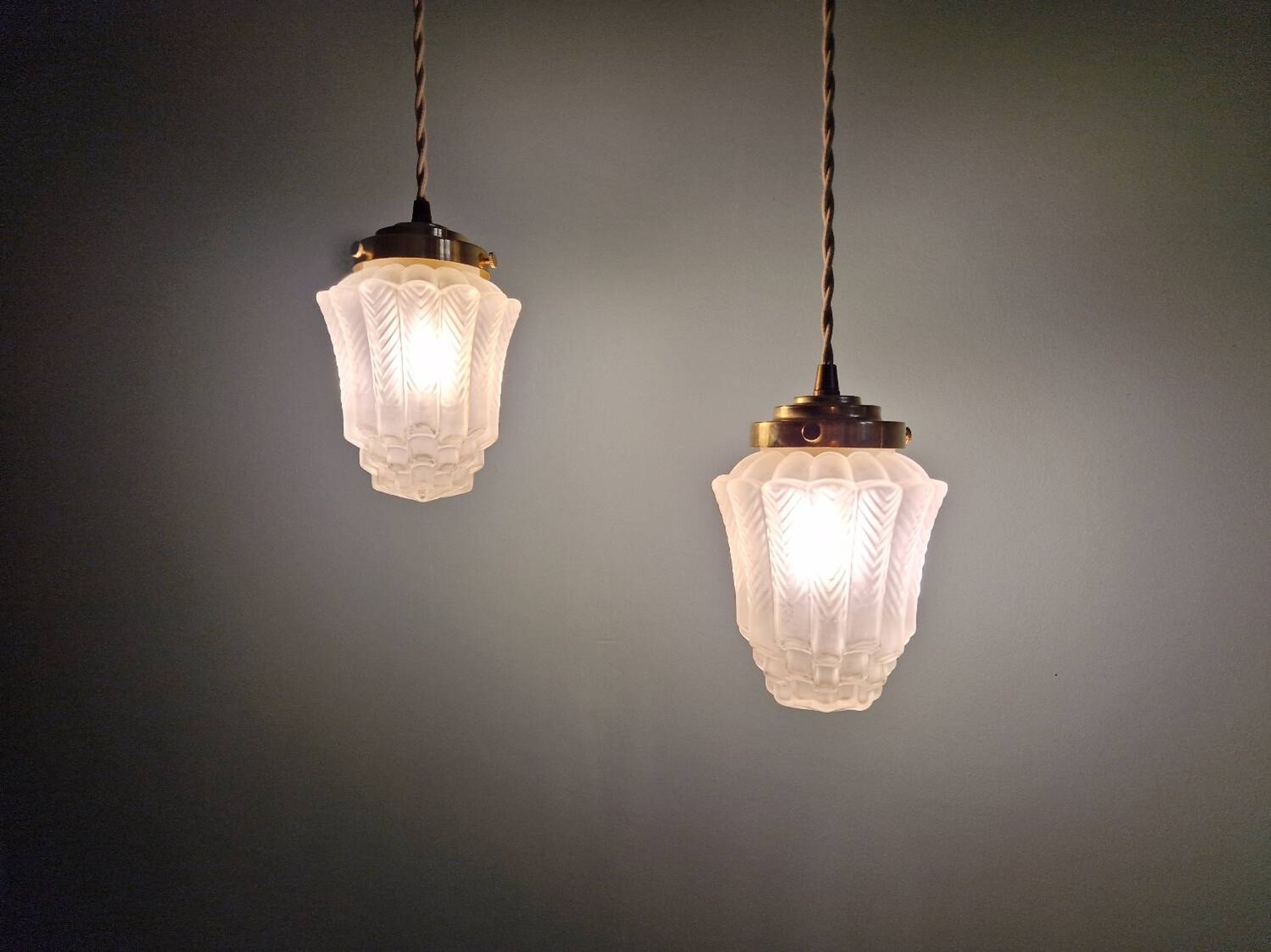 Pair of Art Deco Skyscraper-style pendant lights in frosted glass, 1920-30