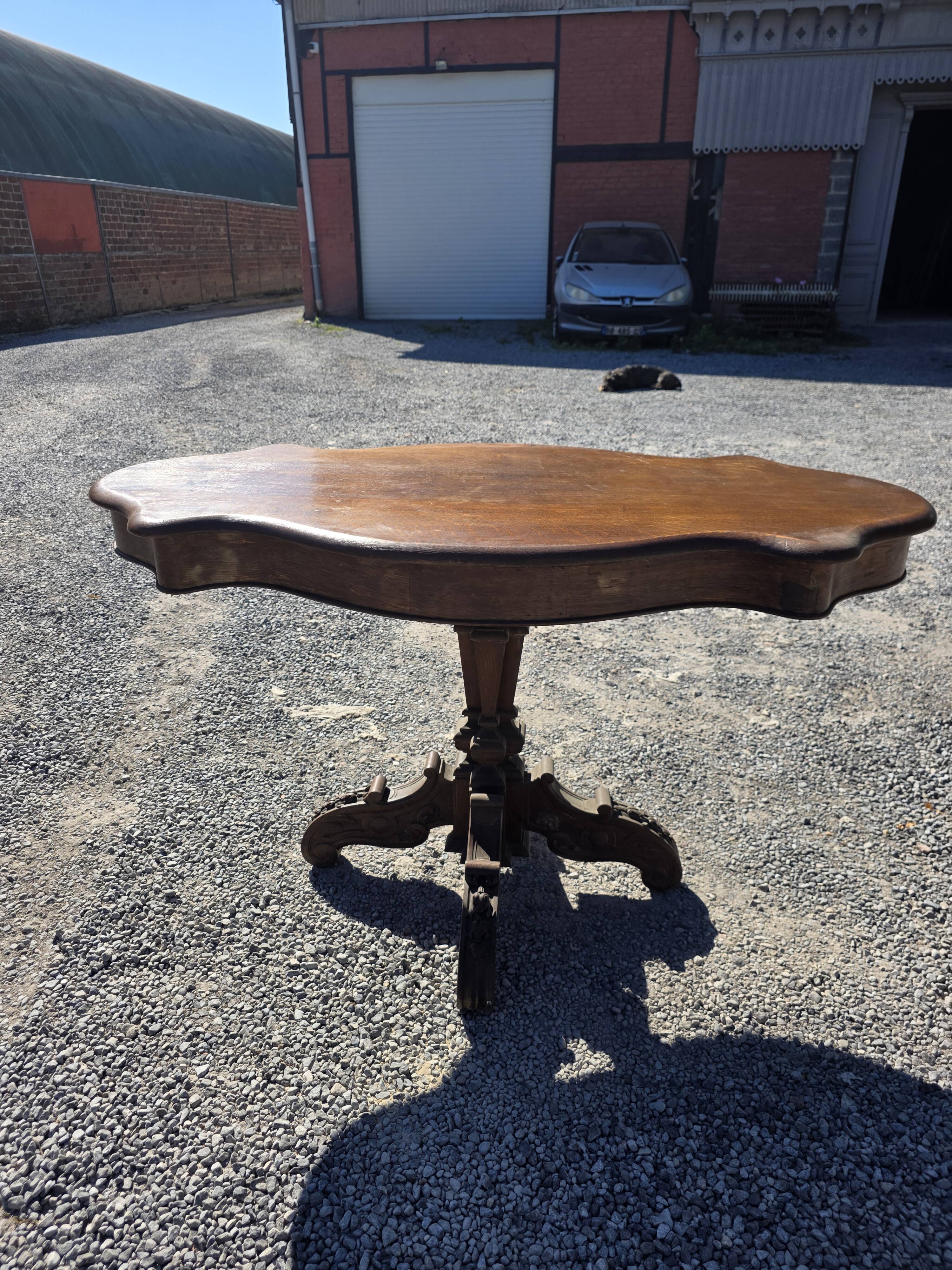 Antique round table in solid oak