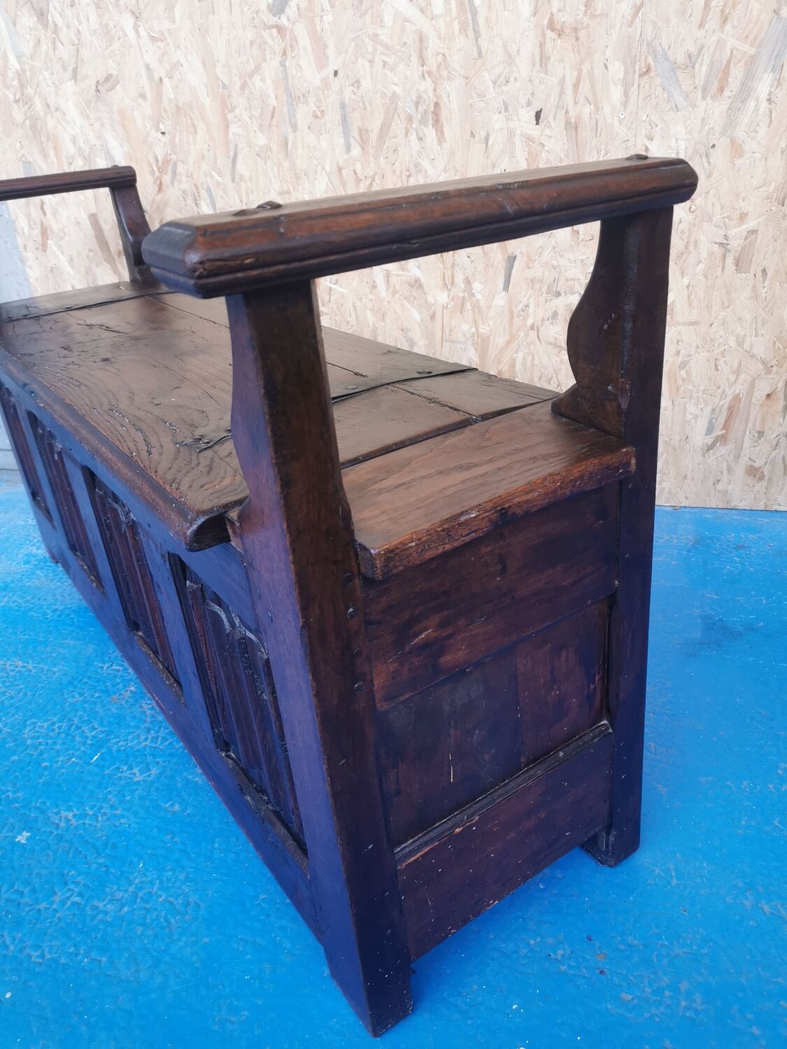 Coffre banc néo-gothique en bois massif