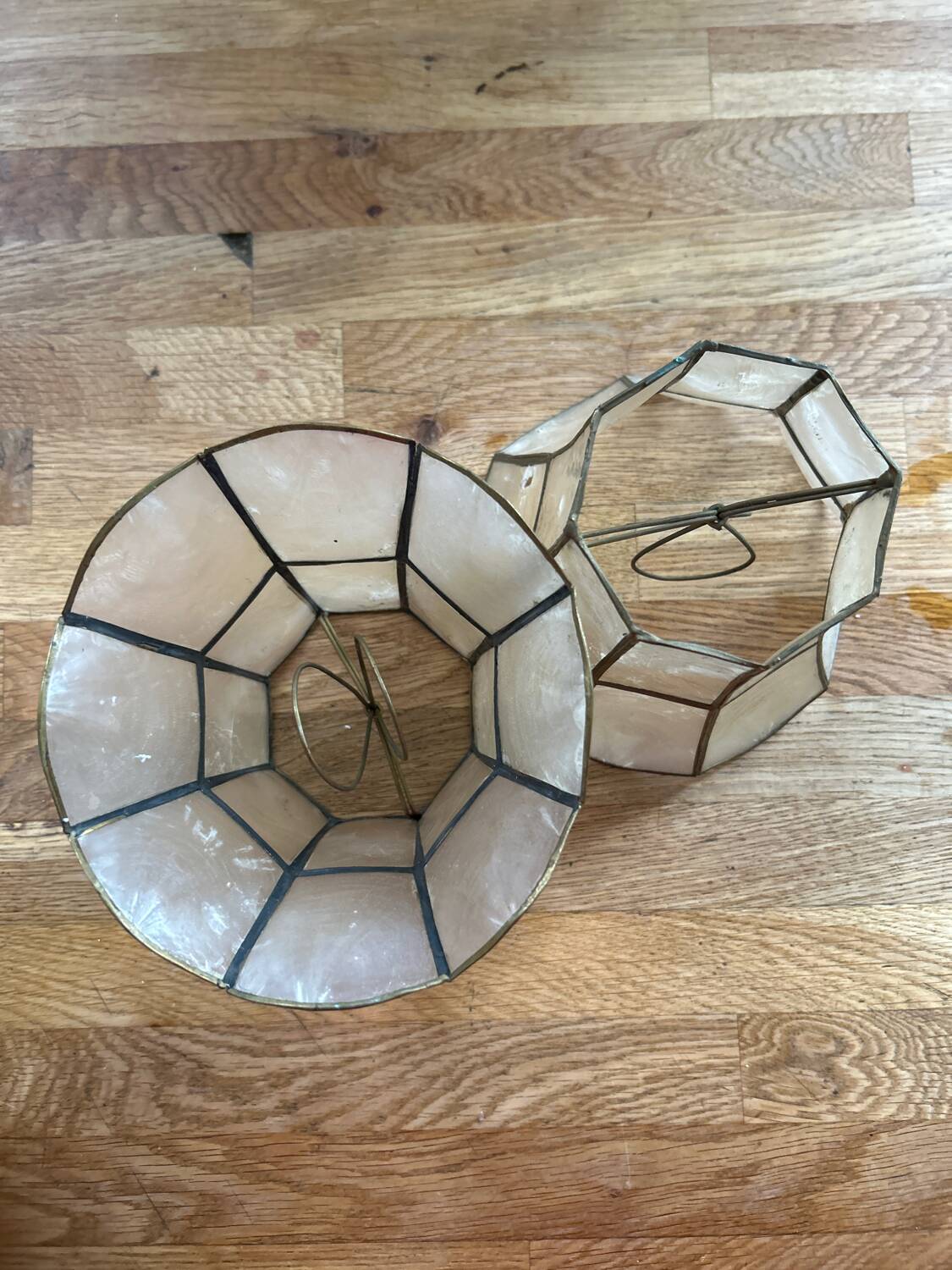 Set of 2 clamp lampshades in mother-of-pearl and brass