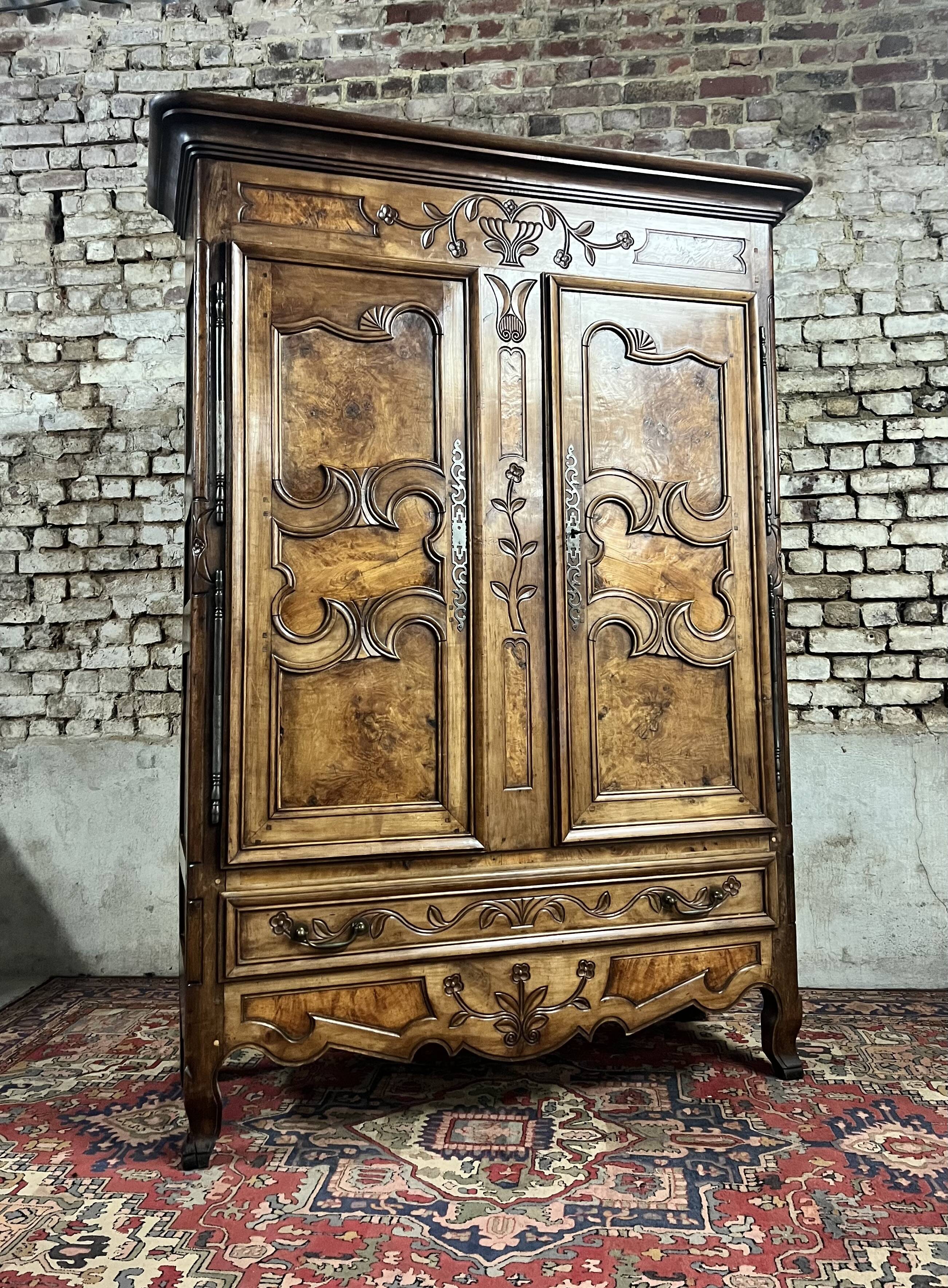Wardrobe in walnut and burr walnut from louis xv xviii eme century