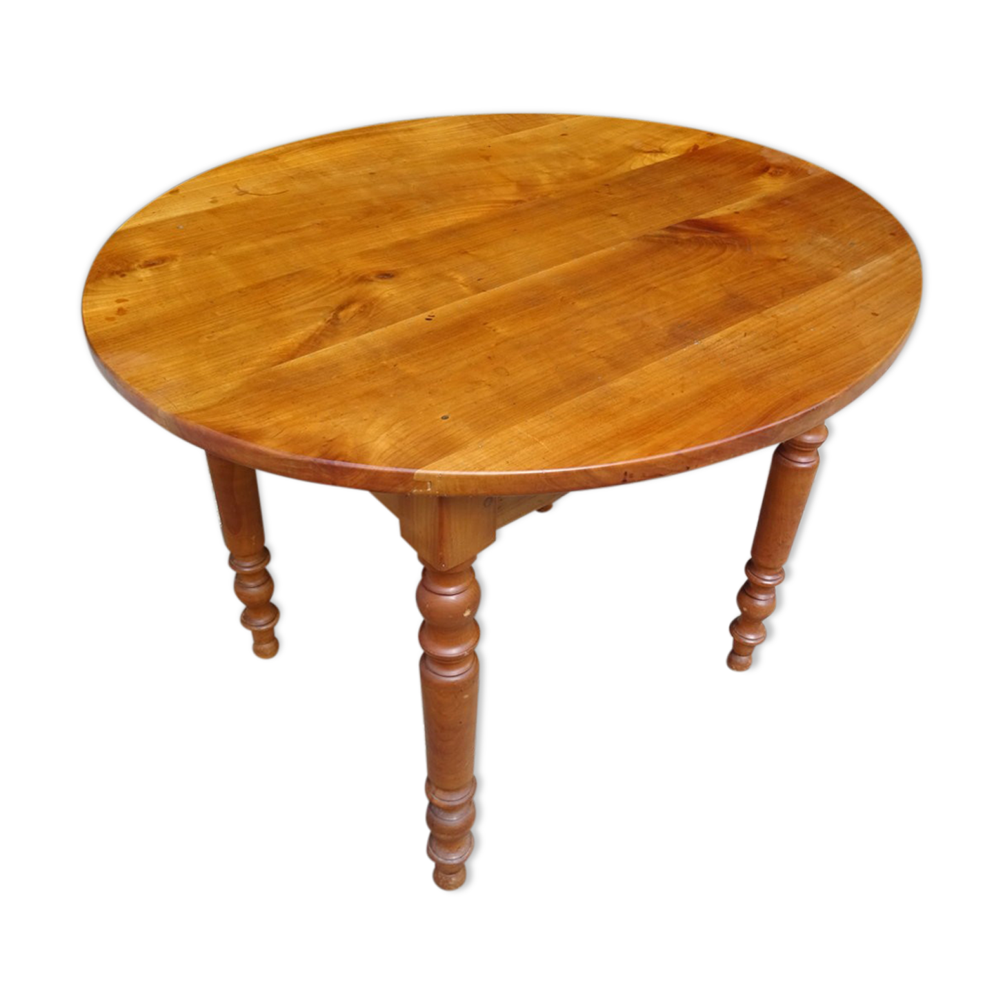 Table ovale bois fruitier