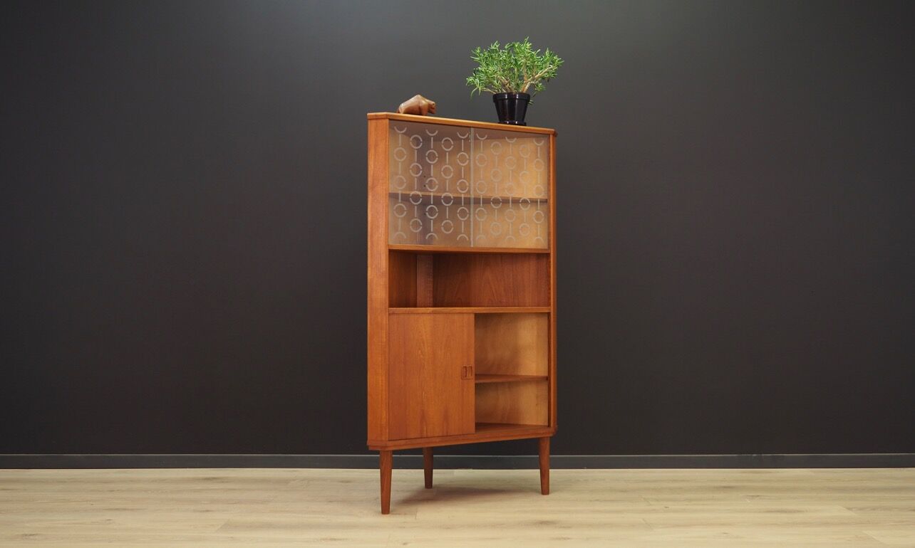 Corner cabinet in teak