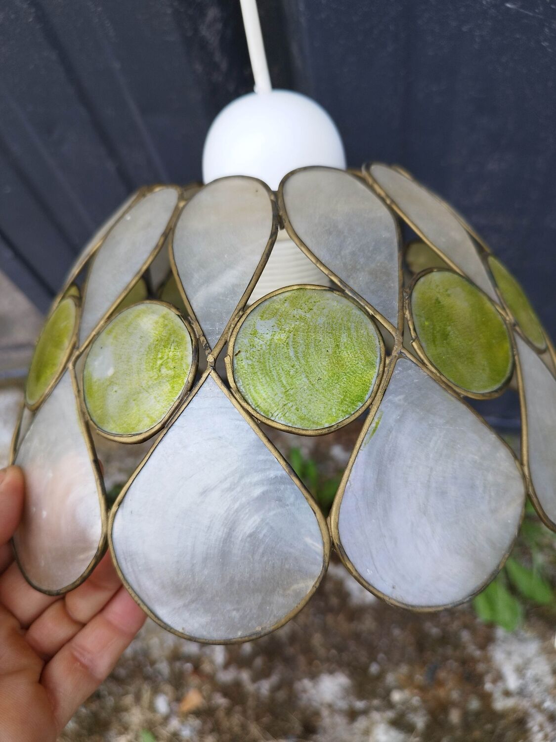 Mother-of-pearl lampshade suspension