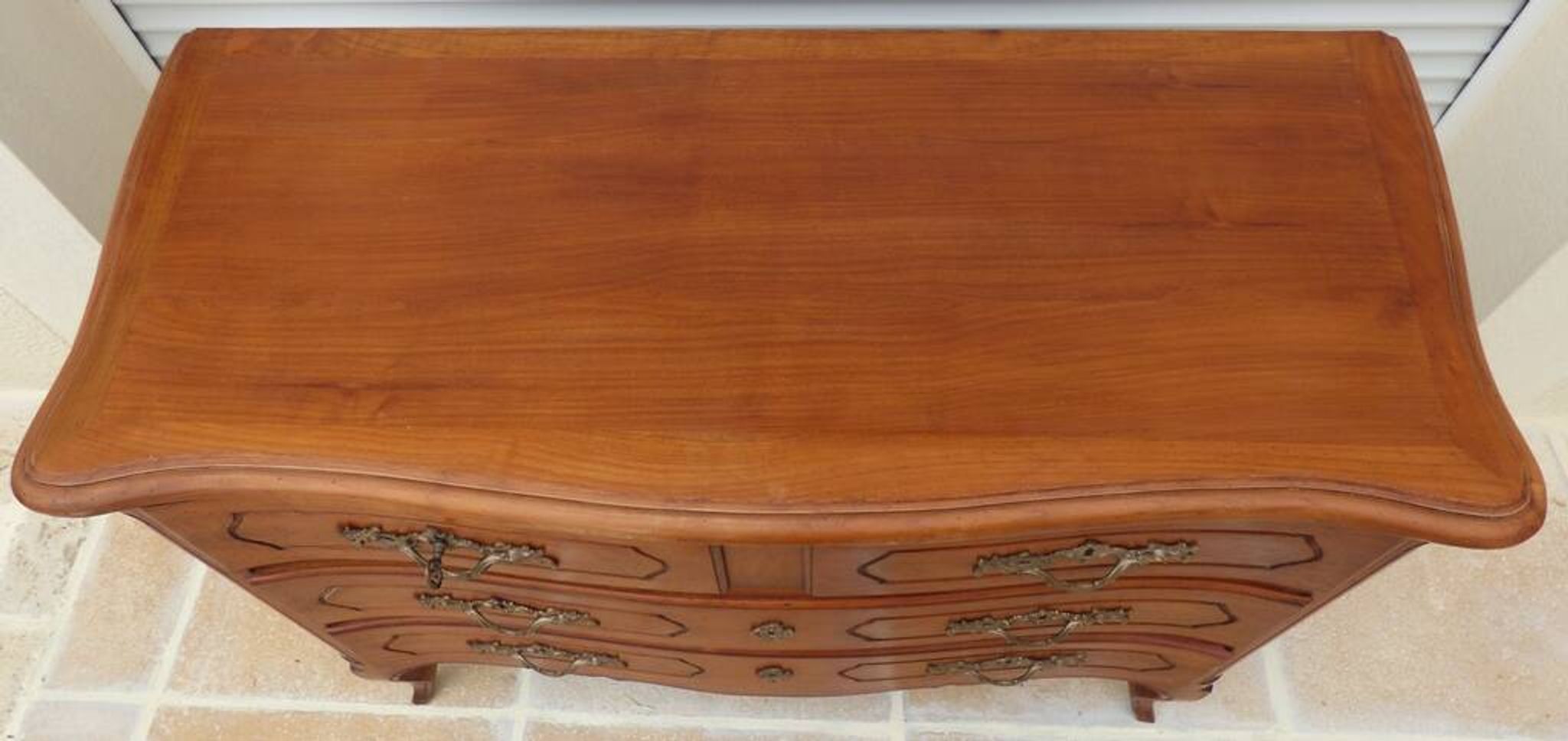 Antique style chest of drawers in stained and molded beech with 4 drawers - Very good condition