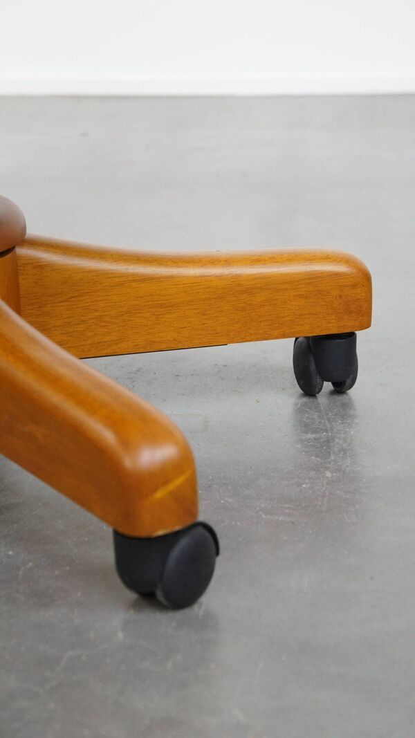 Chaise de bureau chesterfield classique verte en cuir de vachette sur roulettes.