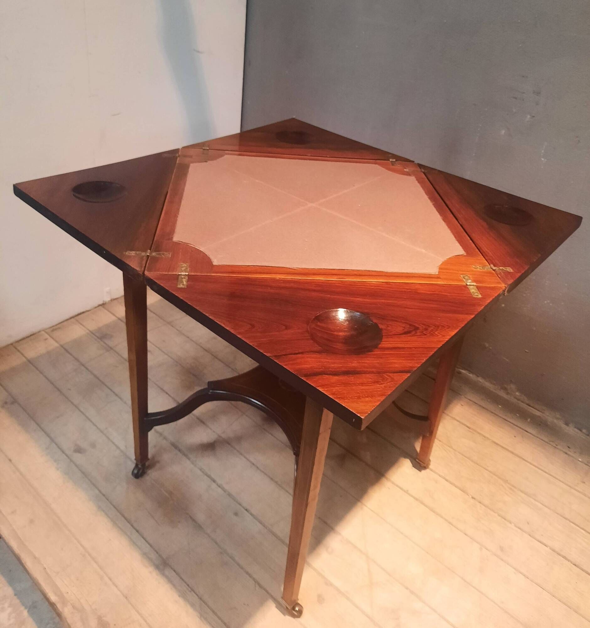 Table d'appoint, à jeu dite "mouchoir"