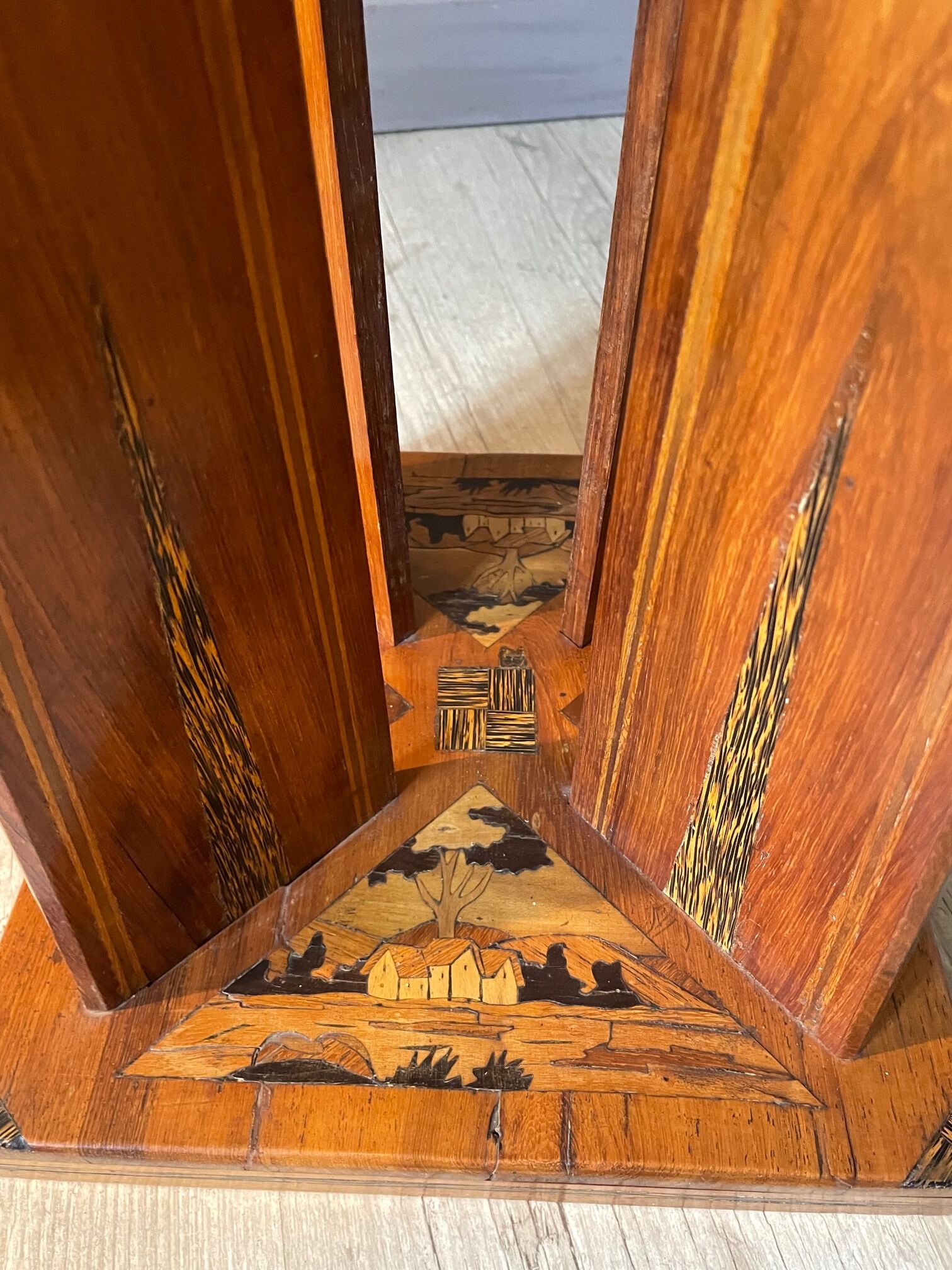 Table d'appoint marquetée