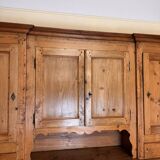 Very important Franc Comtois buffet from the 18th century in honey-colored fir circa 1750