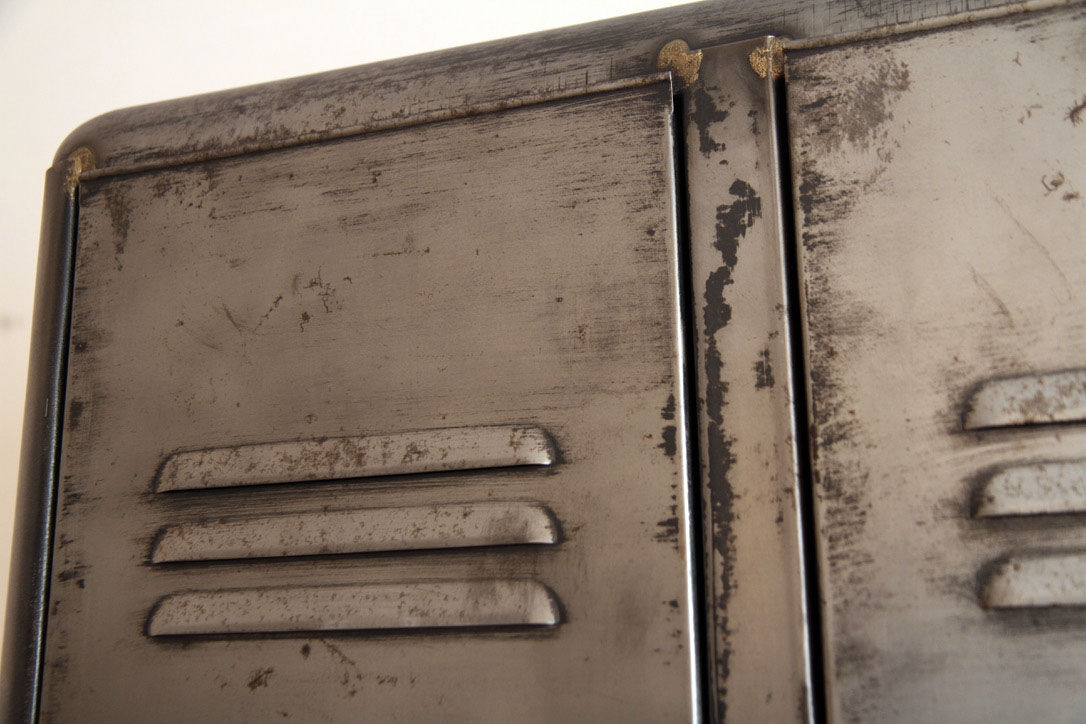 Industrial metal vest 3 doors rounded corners