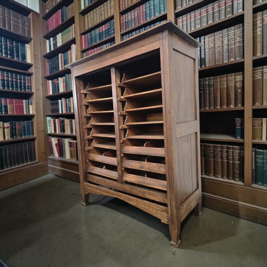 Commode à tiroirs vintage en bois / armoire d'archives / armoire de notaire