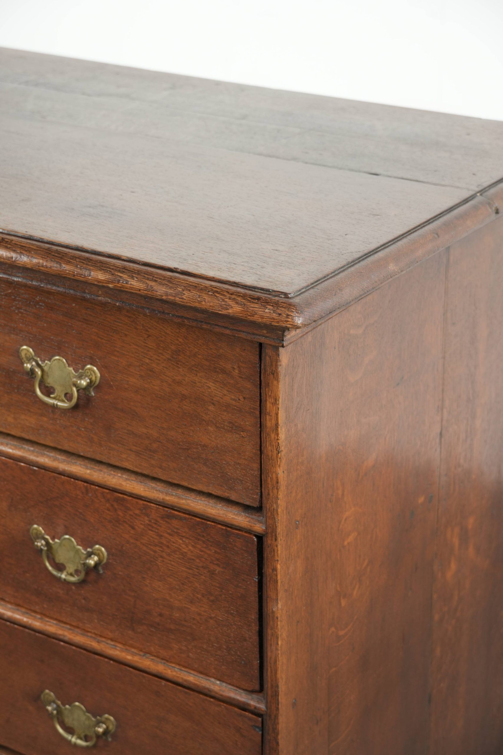 Commode en chêne anglais du 17ème siècle avec des pieds en boule.