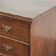 Commode en chêne anglais du 17ème siècle avec des pieds en boule.