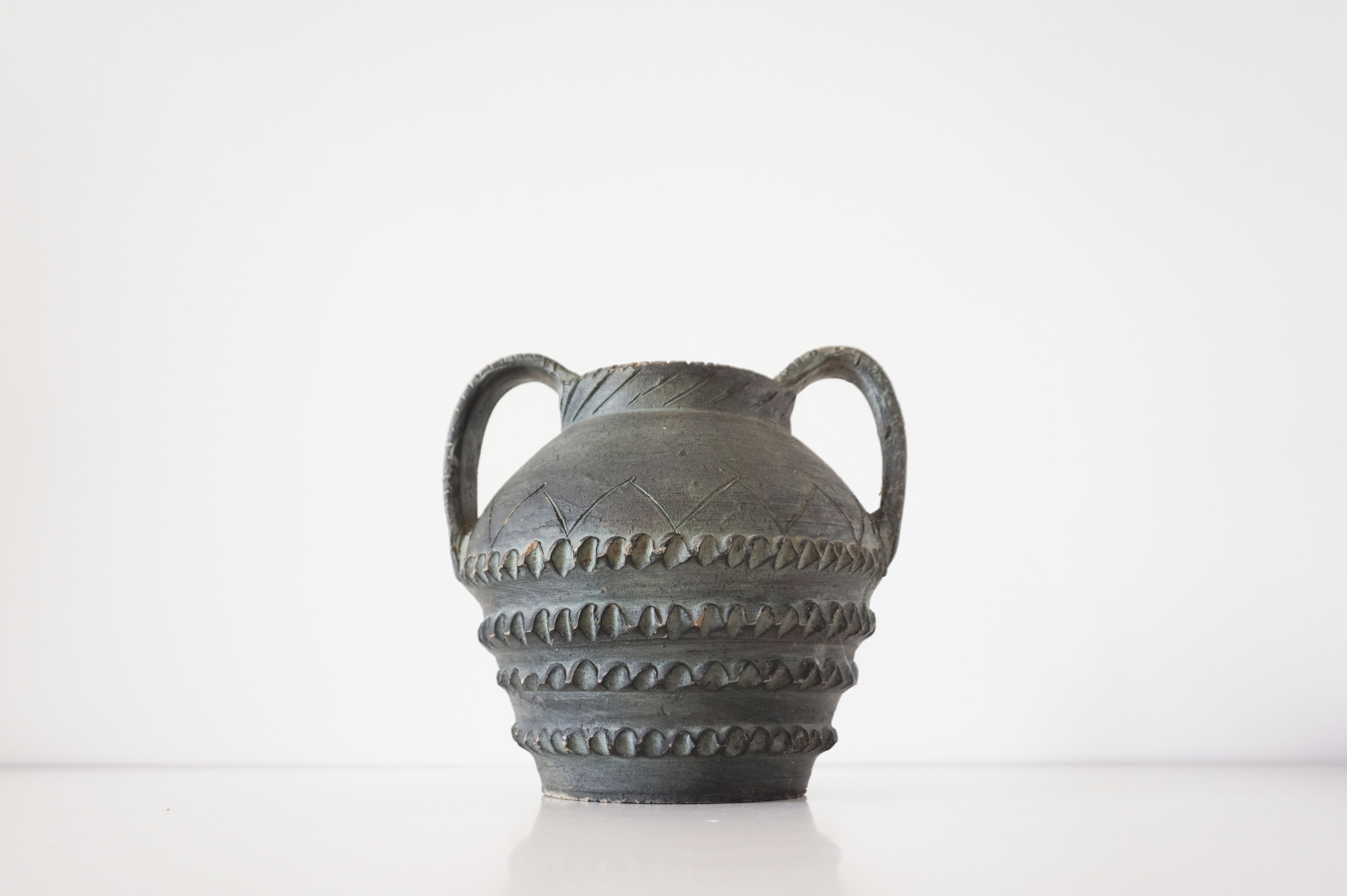 Vase with double handle in black sandstone