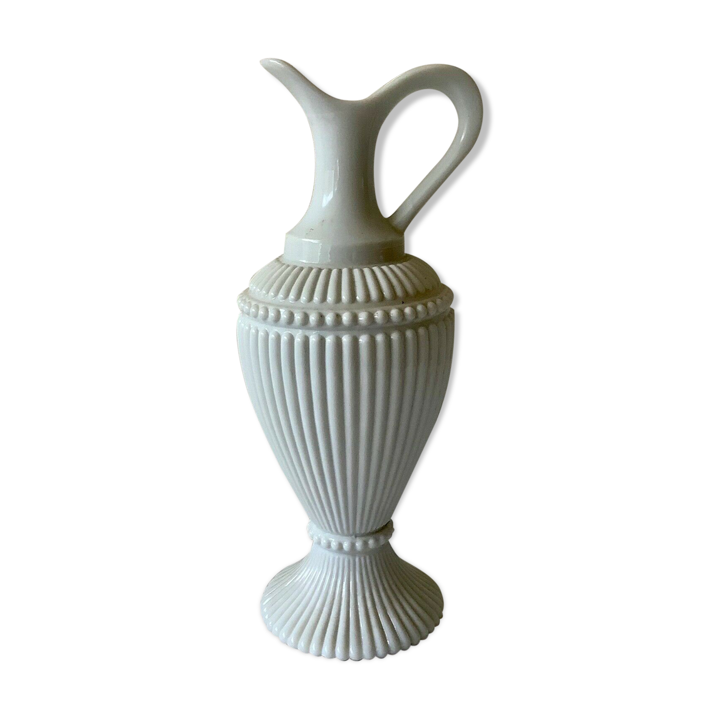 Carafe vase en opaline blanche