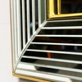 Miroir « Disco » DeKnudt des années 1980, avec cadre biseauté à plusieurs niveaux et bordure dorée.