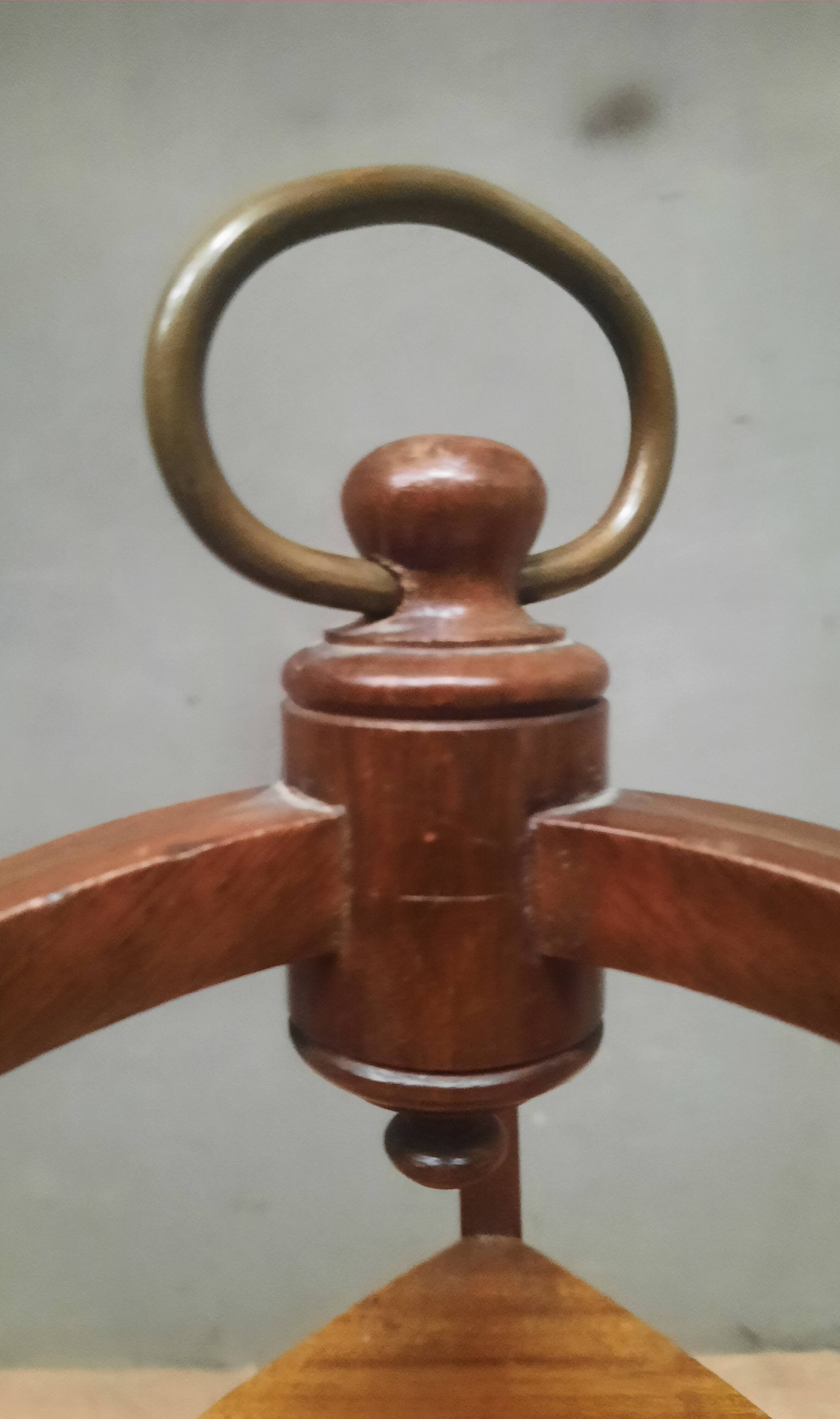 Mahogany plate holder