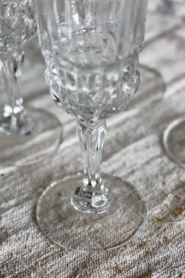 8 coupes à champagne vintage en verre pressé