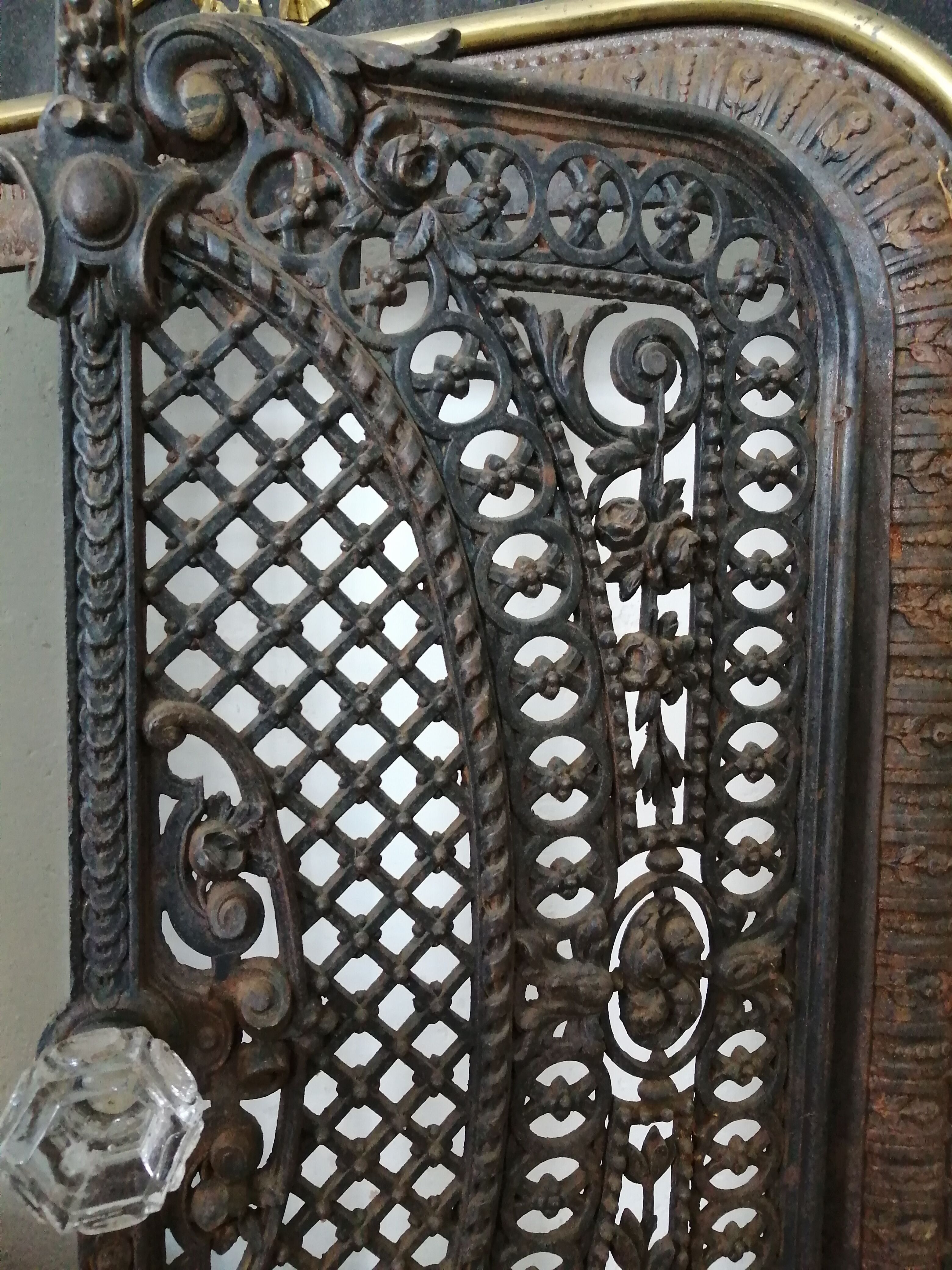 Fireproof adornment against chimney heart