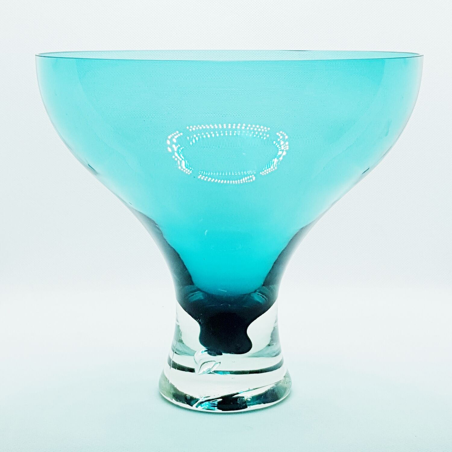 Grand vase sur pied en verre sarcelle.