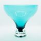 Grand vase sur pied en verre sarcelle.