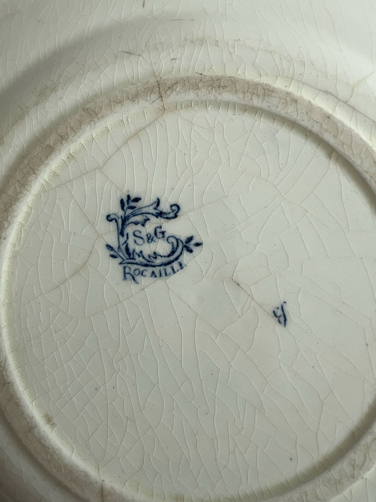 Assiette à dessert en terre de fer décor roses bleues