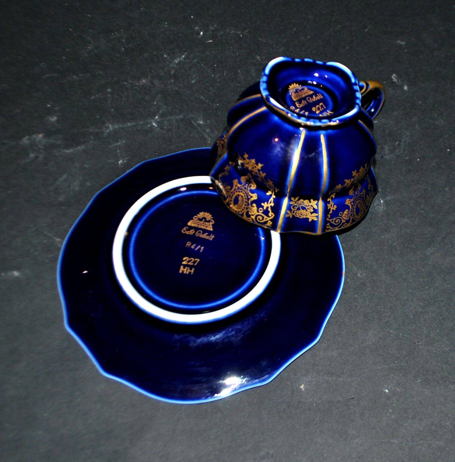 A precious, multi-lobed cup in German cobalt porcelain with a gold interior, Lindner Bavaria.