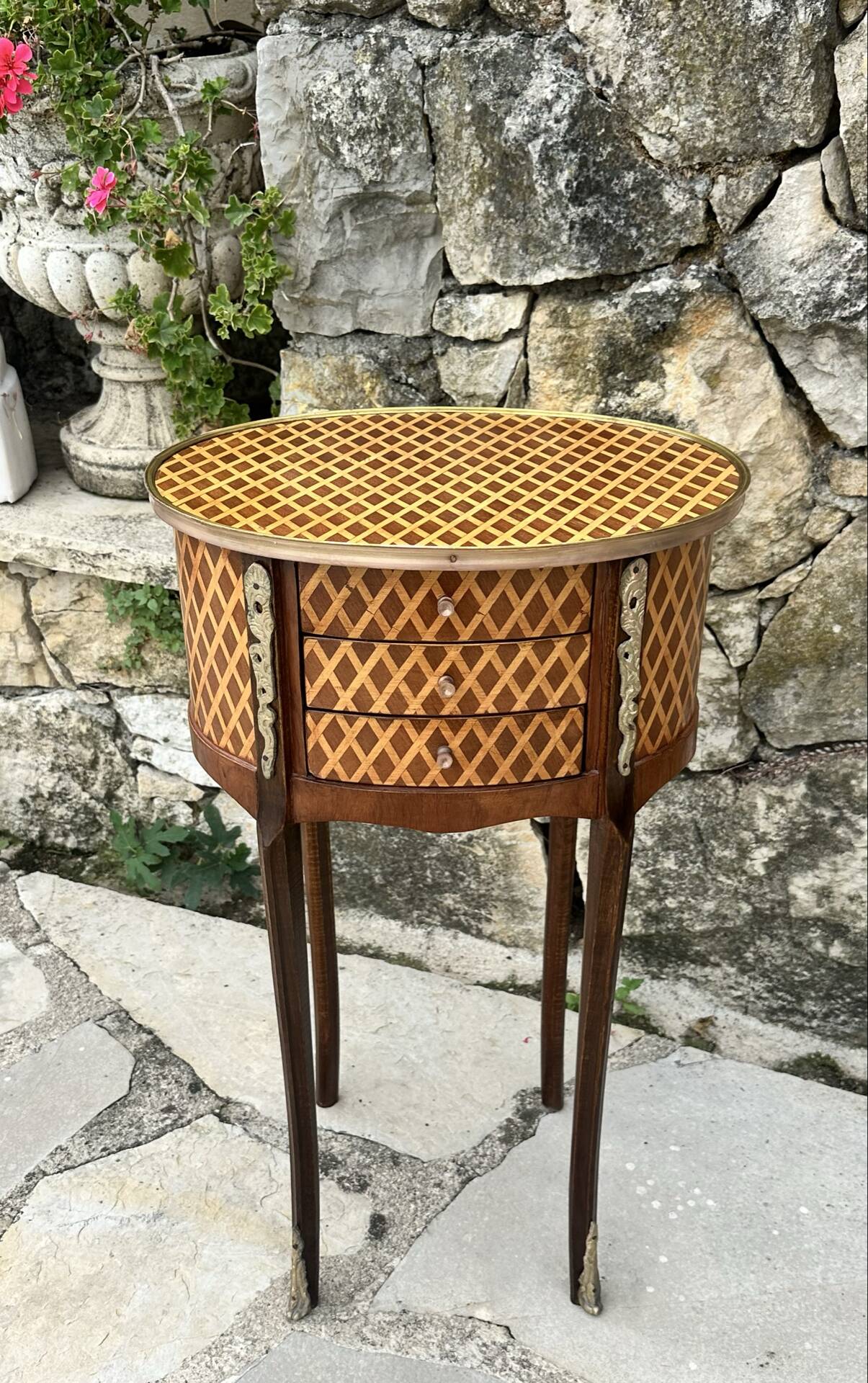 Chiffonier table or folding table in precious wood marquetry.