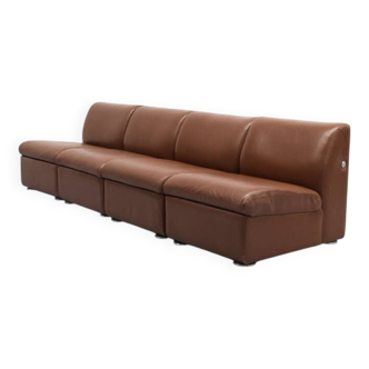 Canapé modulable en cuir cognac par Artifort
