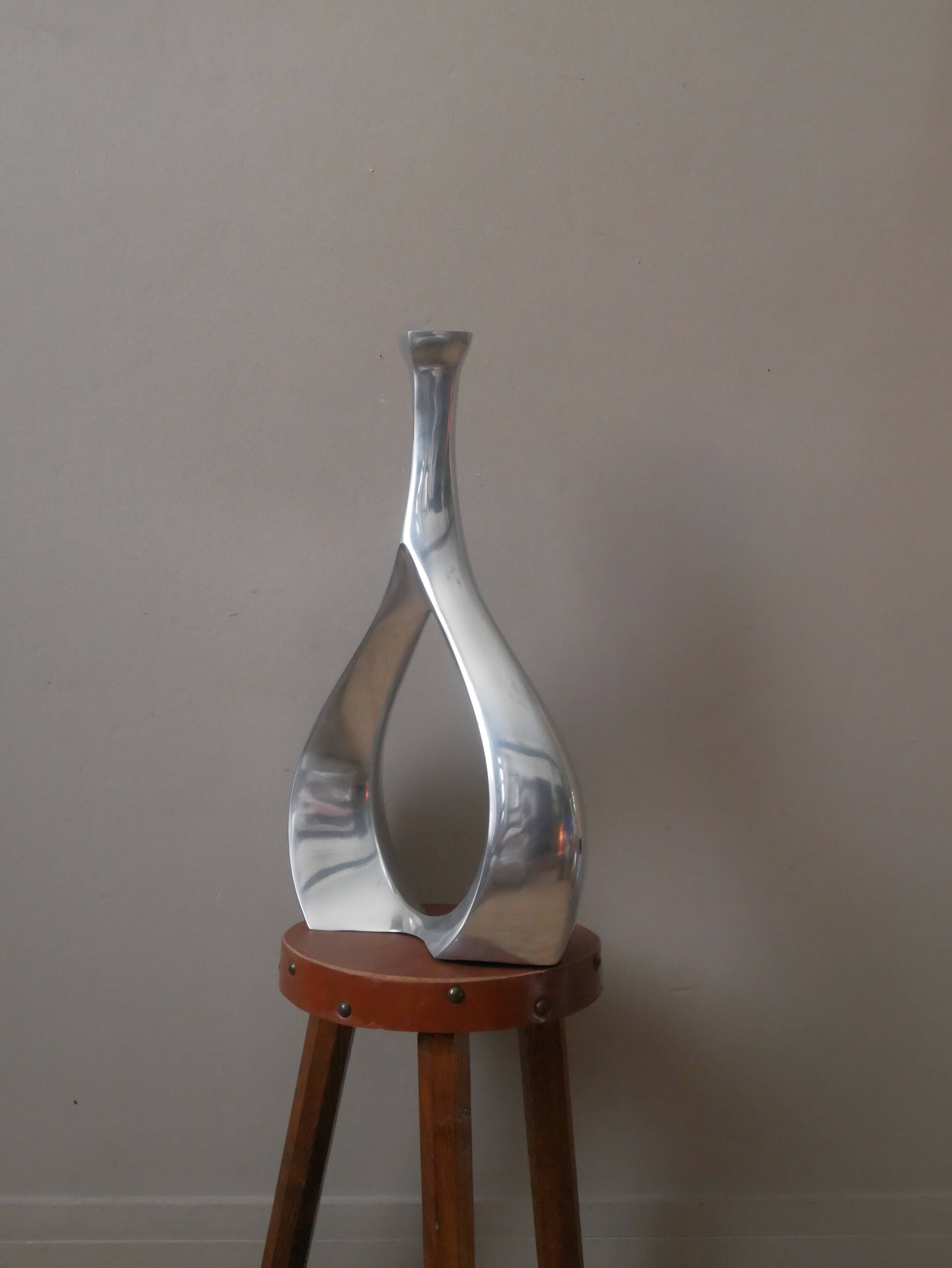 Contemporary design cast aluminum soliflore vase